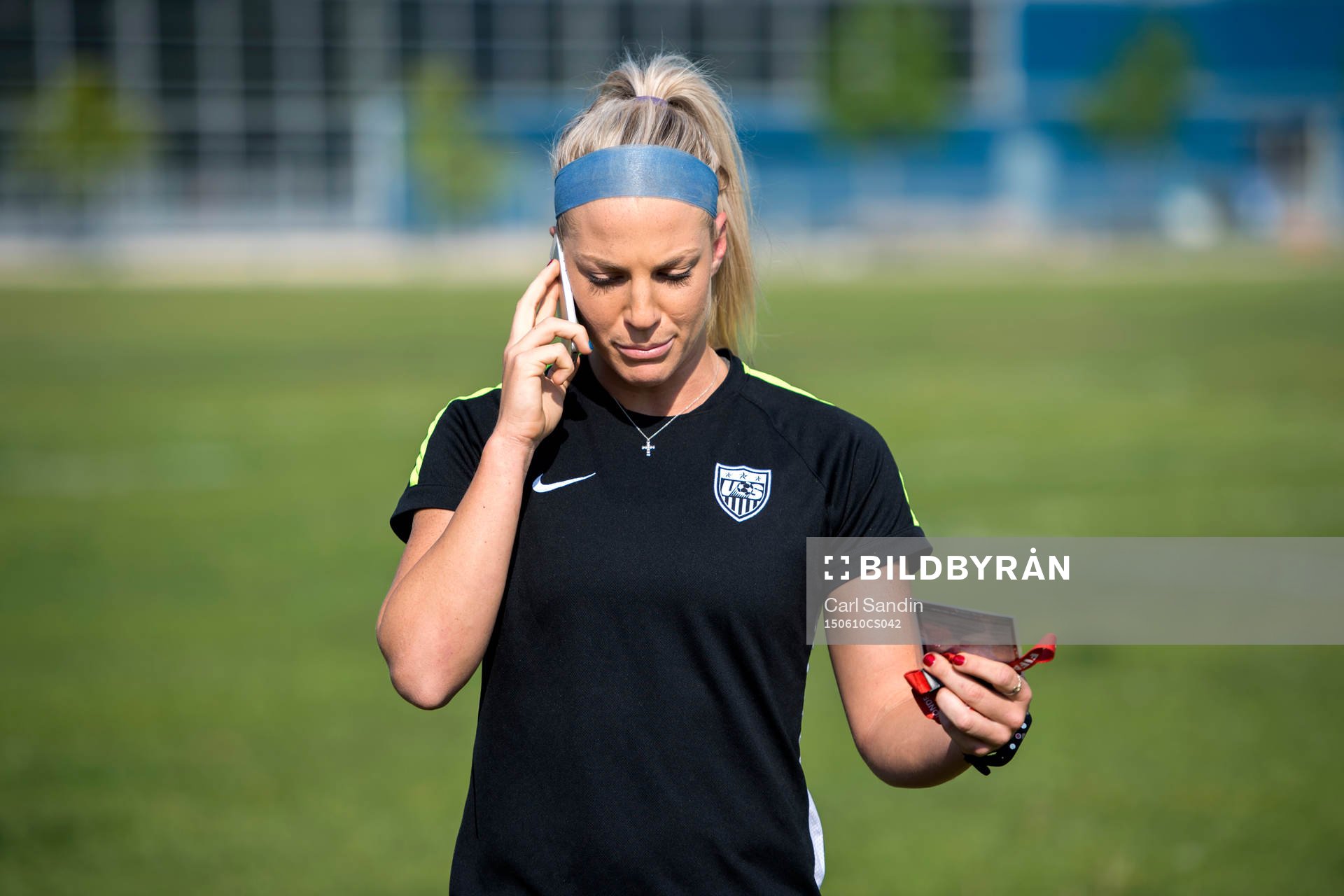s Julie Johonston pratar i telefon