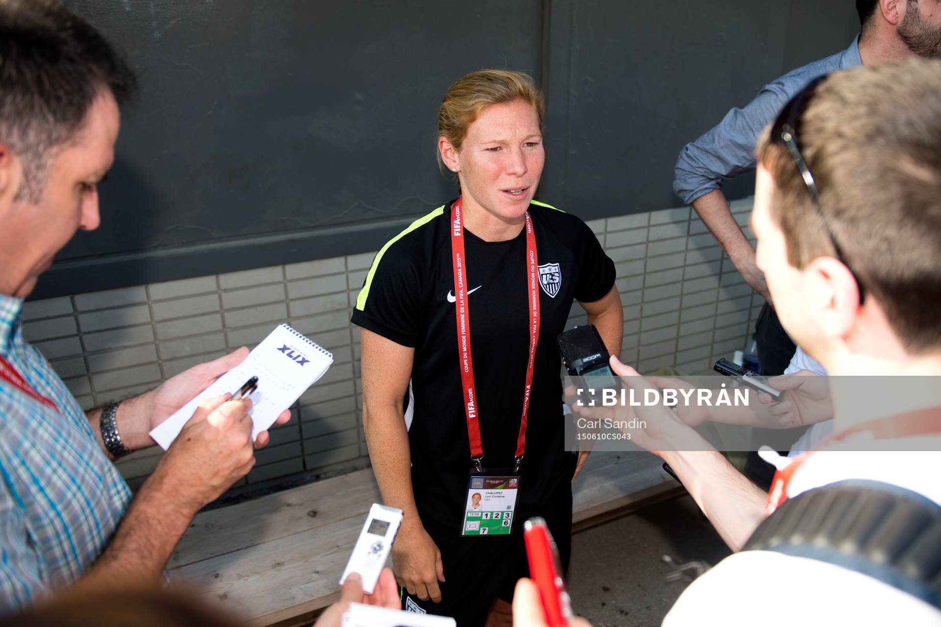 s Lori Chalupny blir intervjuad