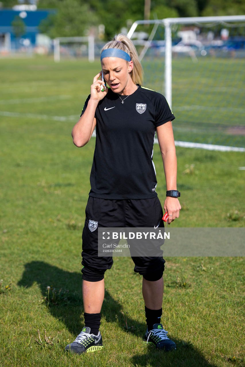 s Julie Johonston pratar i telefon