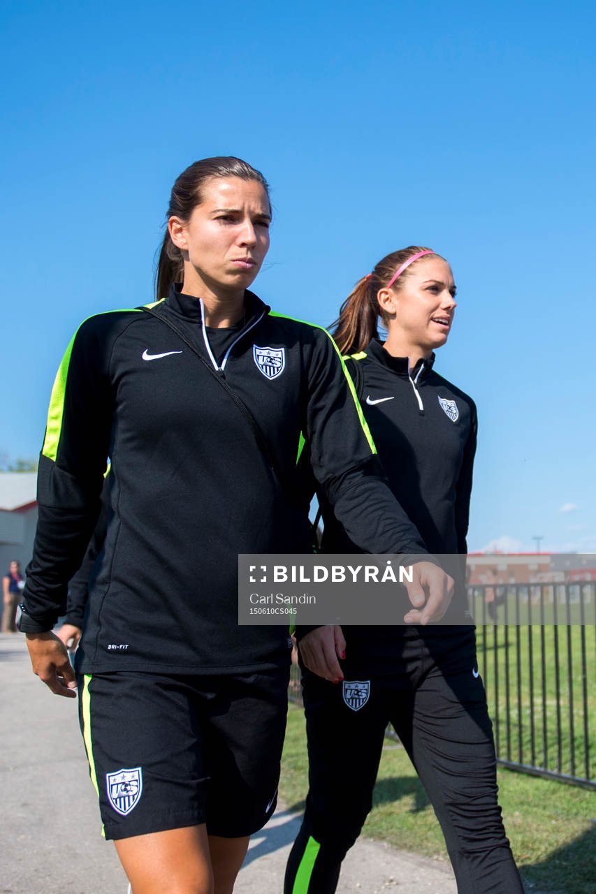 USA:s Tobin Heath och Alex Morgan under en pressträff med USA:s landslag den 10 juni 2015 i Winnipeg.