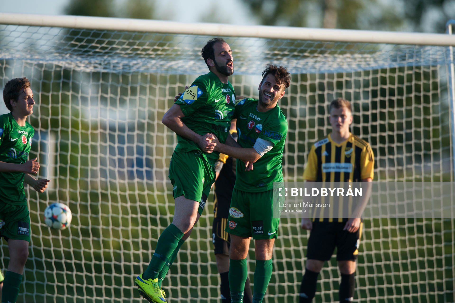 Prespa Birliks Adnan Gerzic har gjort 21-2 och grattas i