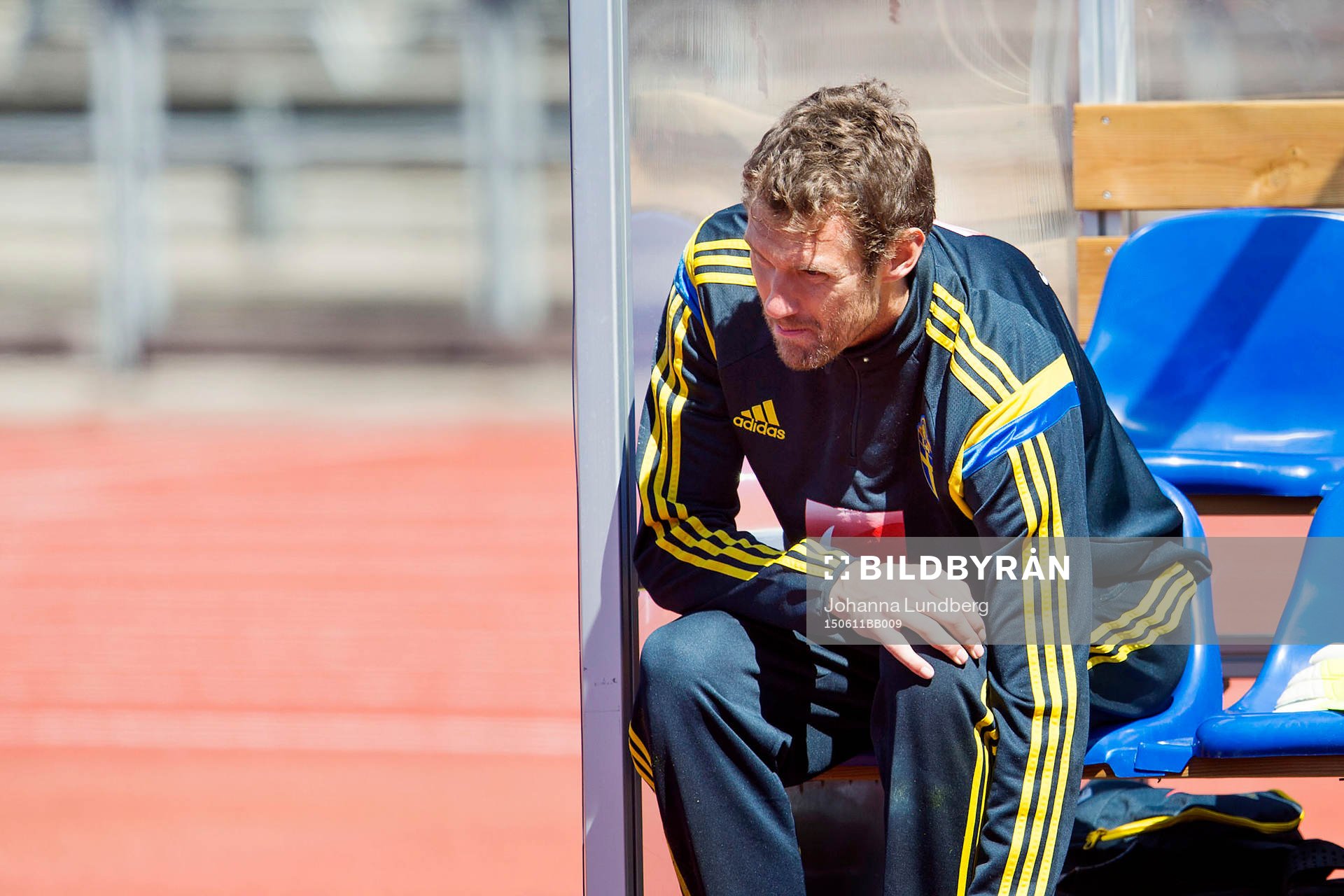 Sveriges målvakt Andreas Isaksson lämnar en träning med