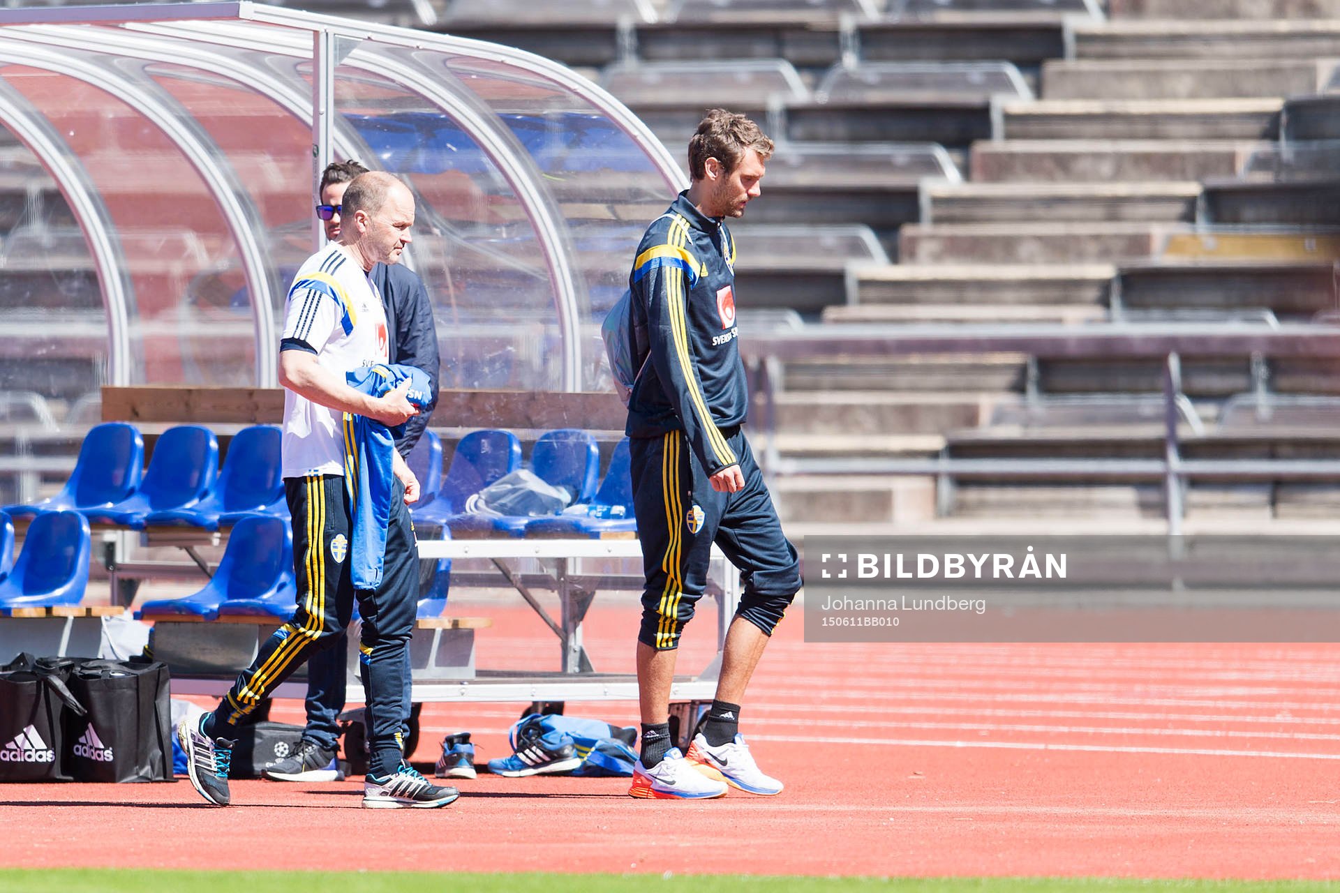 Sveriges målvakt Andreas Isaksson lämnar en träning med
