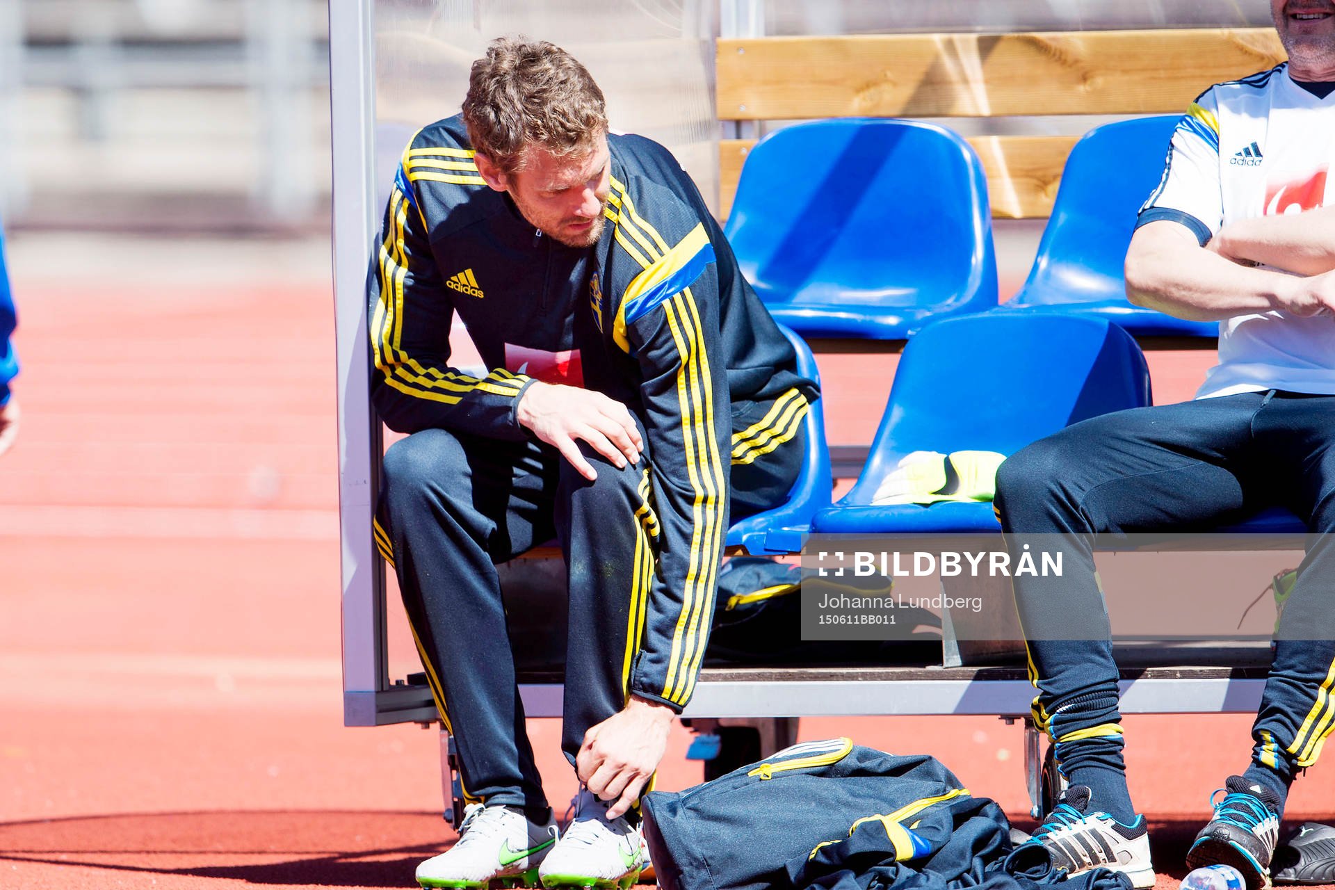 Sveriges målvakt Andreas Isaksson lämnar en träning med