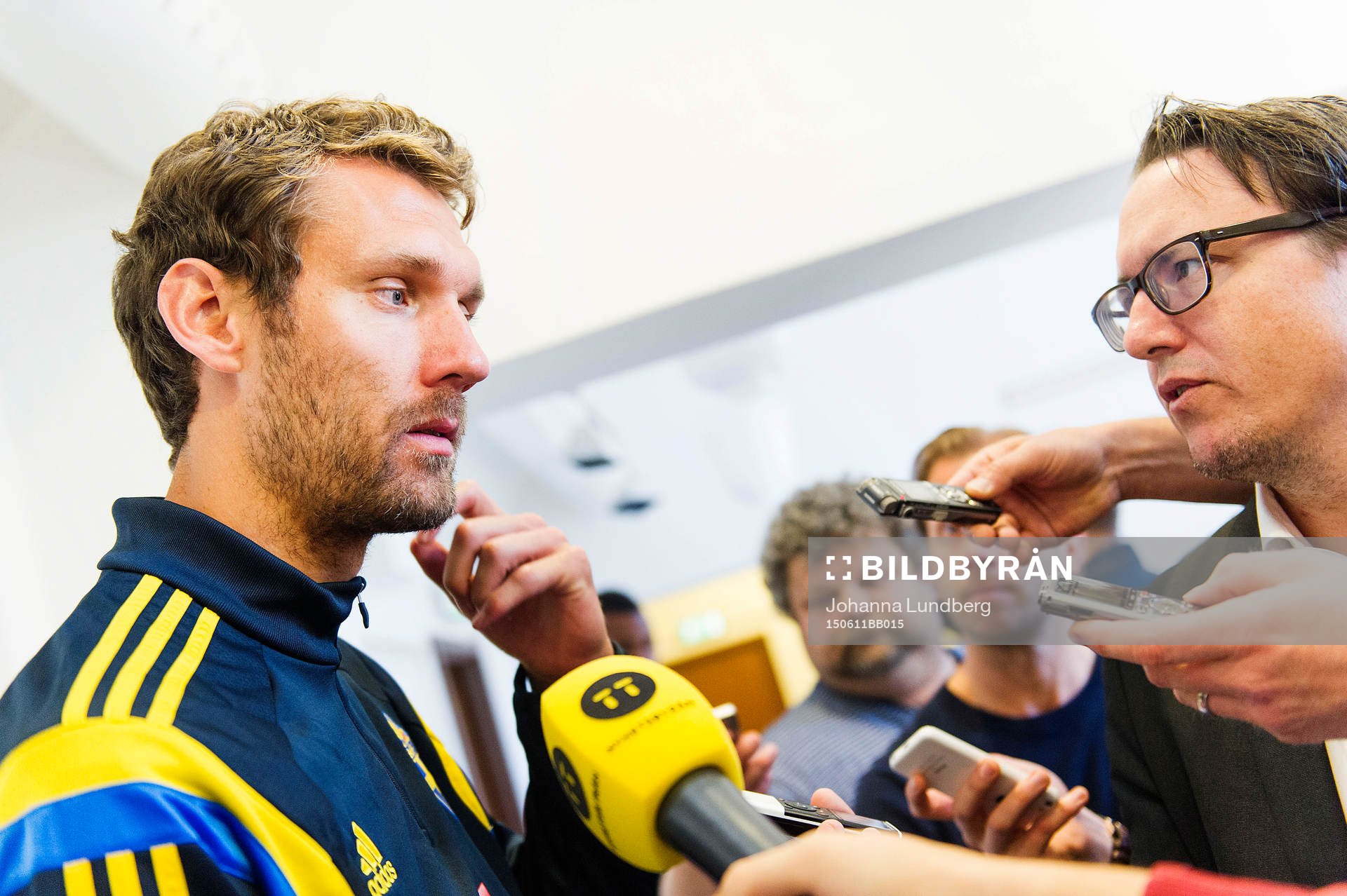 Sveriges målvakt Andreas Isaksson pratar med media