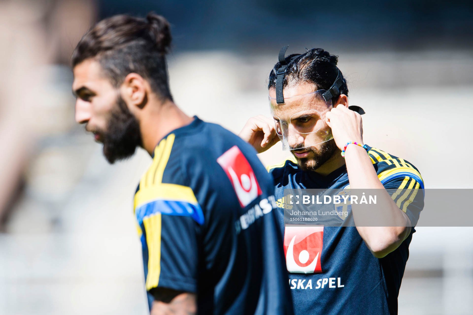 Sveriges Erkan Zengin sätter på sig sin mask bredvid