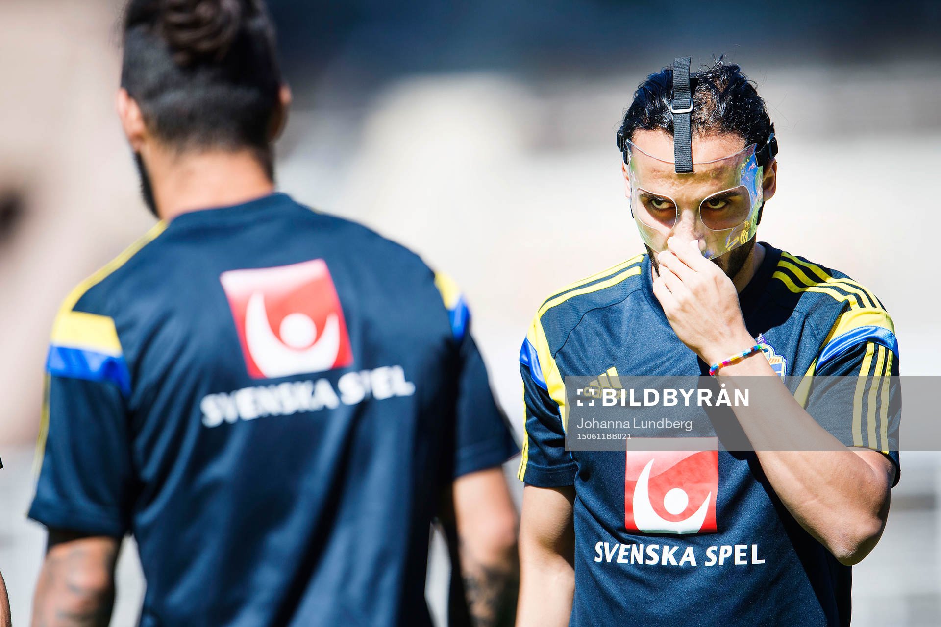 Sveriges Erkan Zengin tar sig för näsan