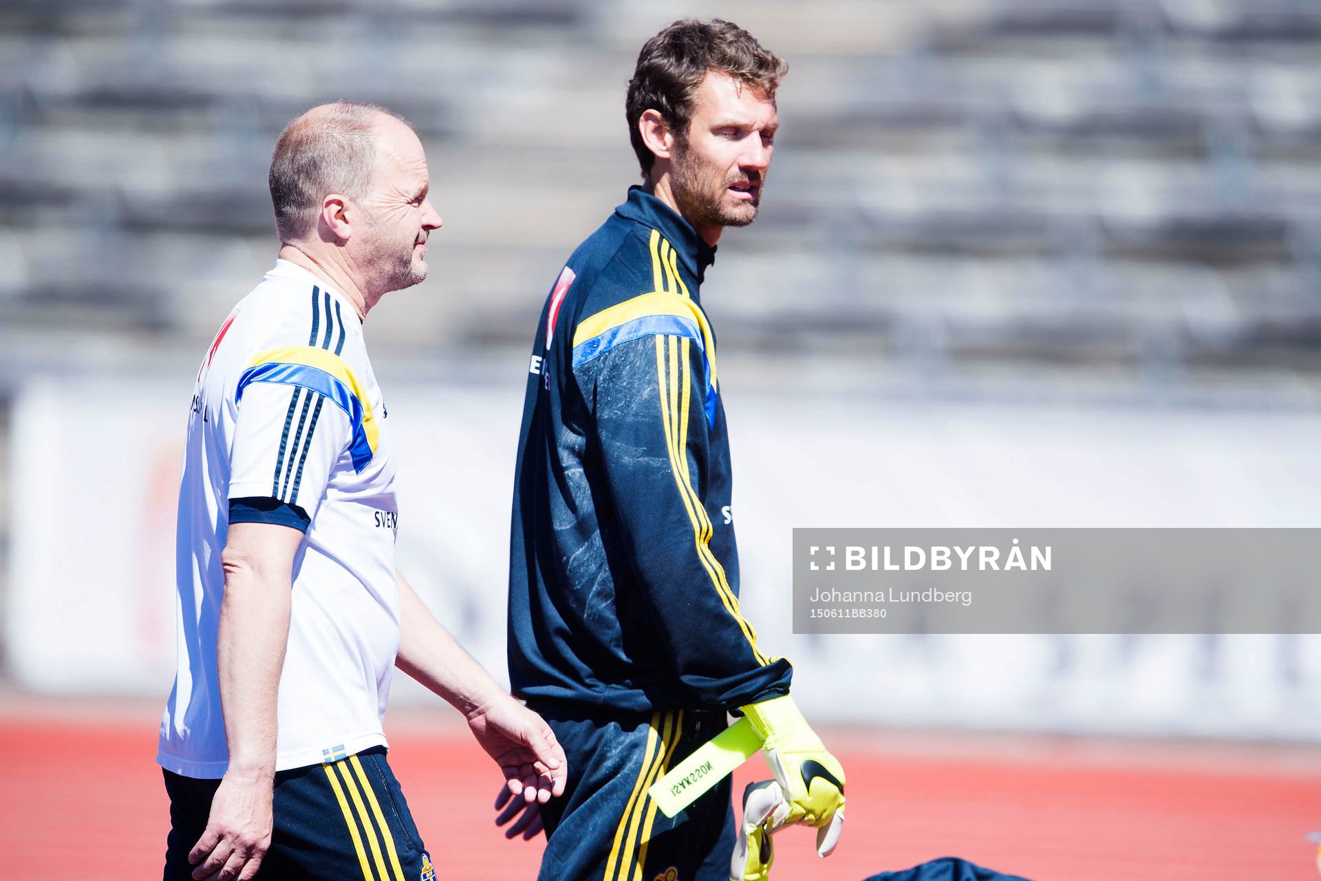 Sveriges målvakt Andreas Isaksson lämnar en träning med
