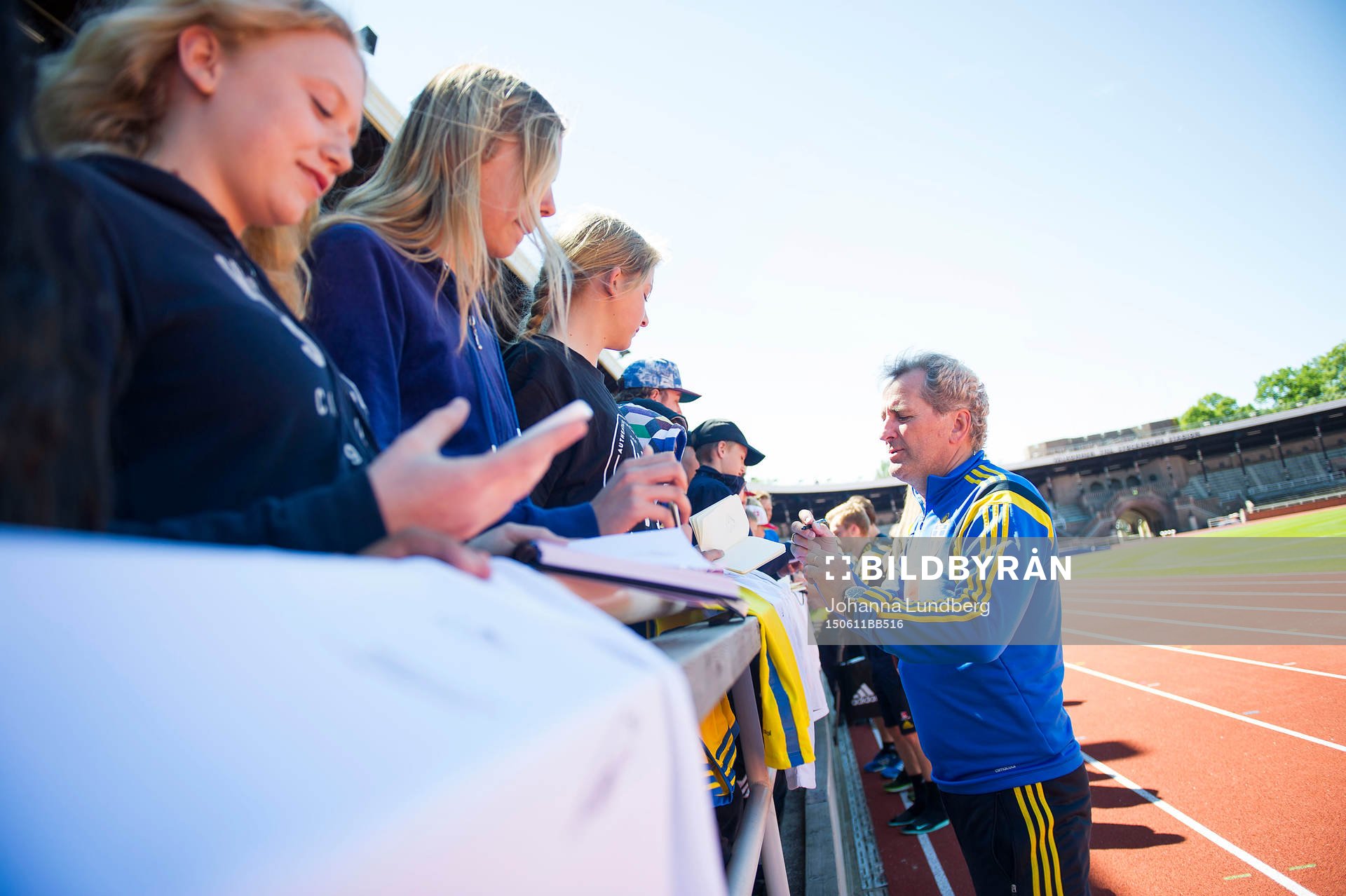Sveriges förbundskapten Erik Hamrén skriver autografer