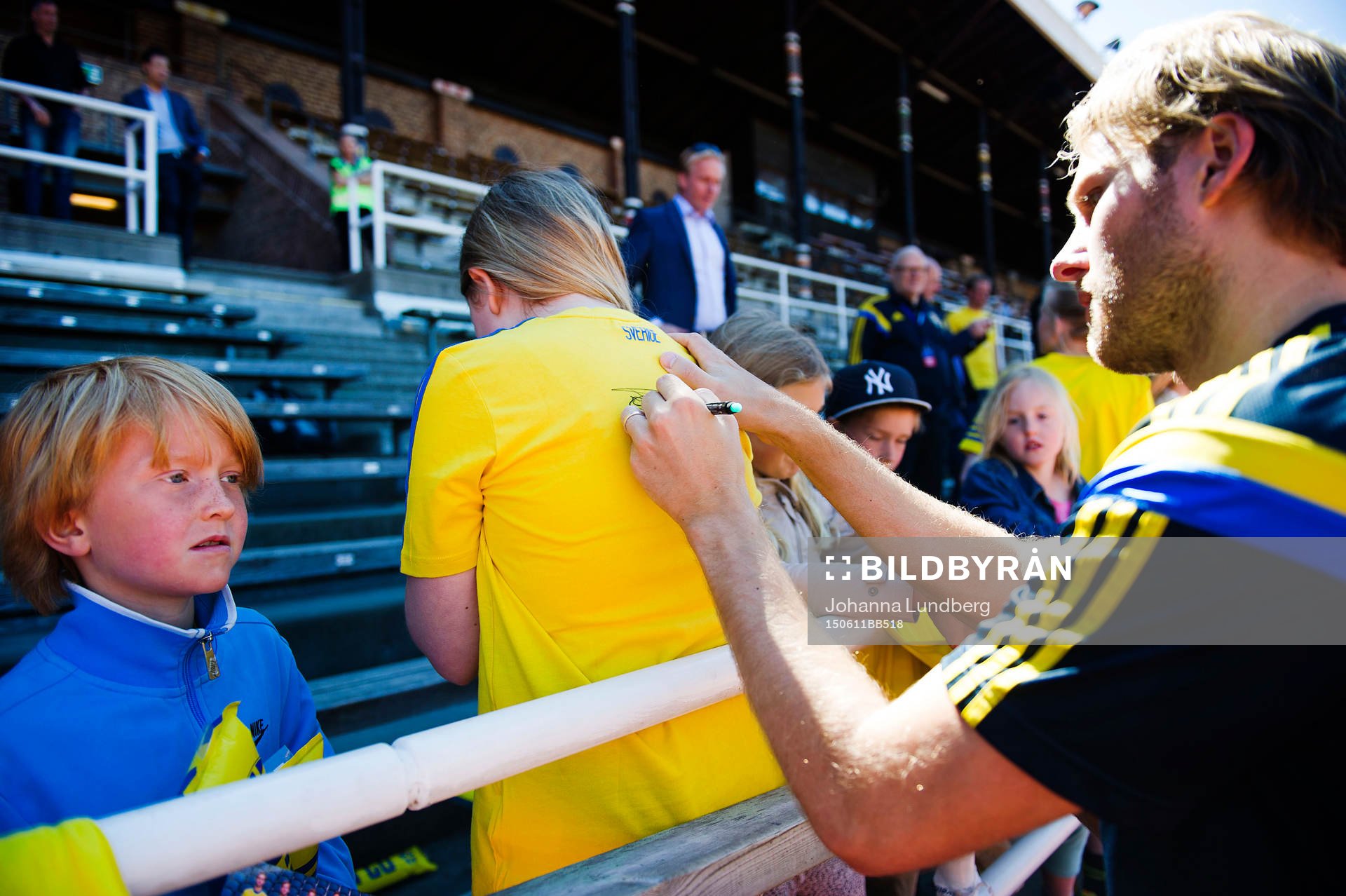 Sveriges Ola Toivonen skriver autografer