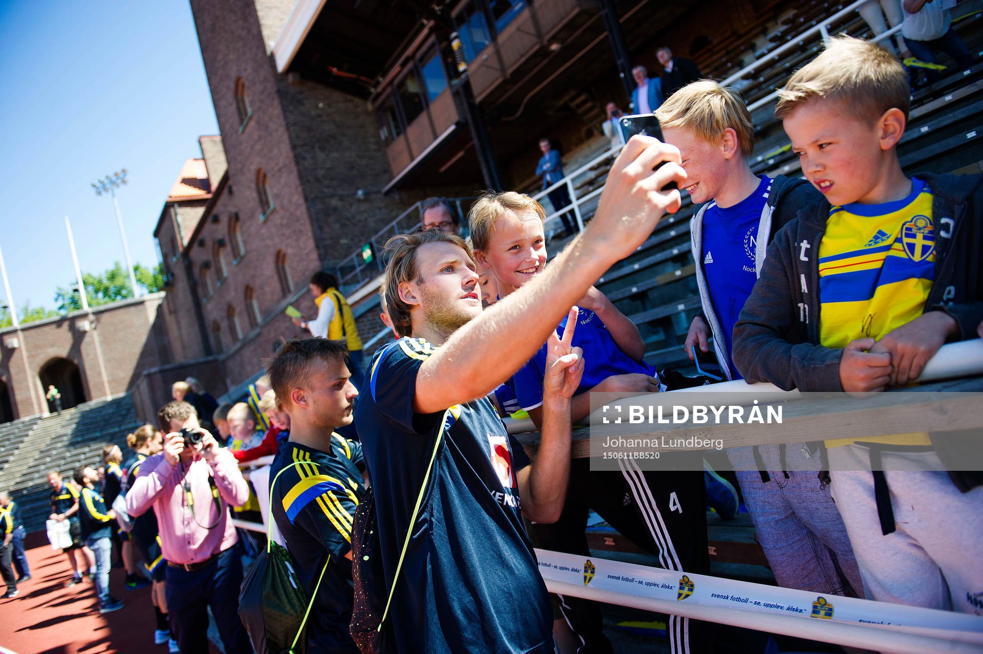 Sveriges Ola Toivonen skriver autografer