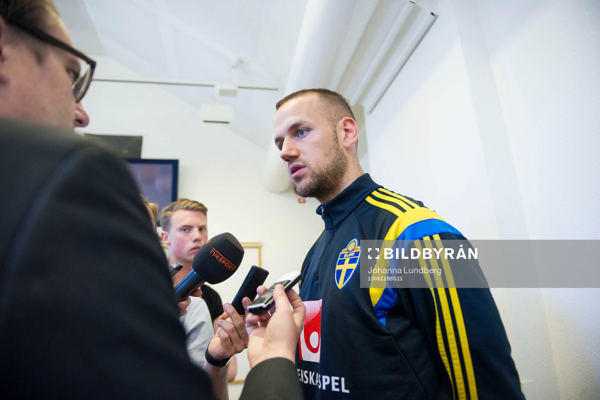 Sveriges Alexander Milosevic pratar med media