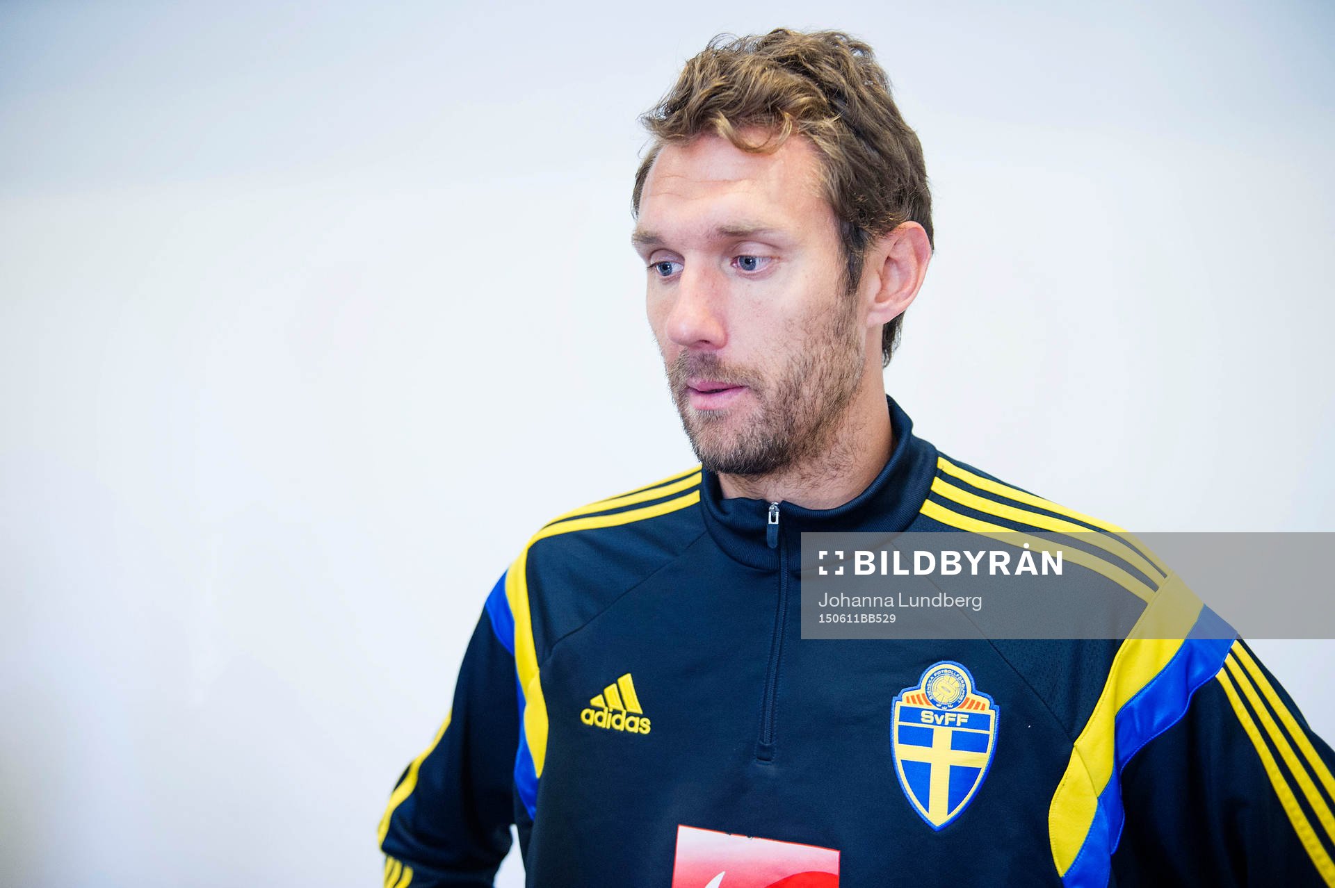 Sveriges Andreas Isaksson pratar med media