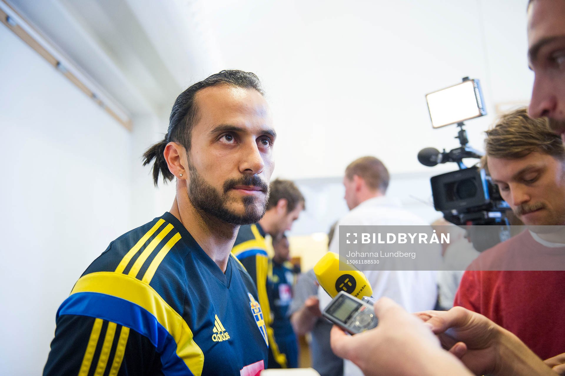Sveriges Erkan Zengin pratar med media