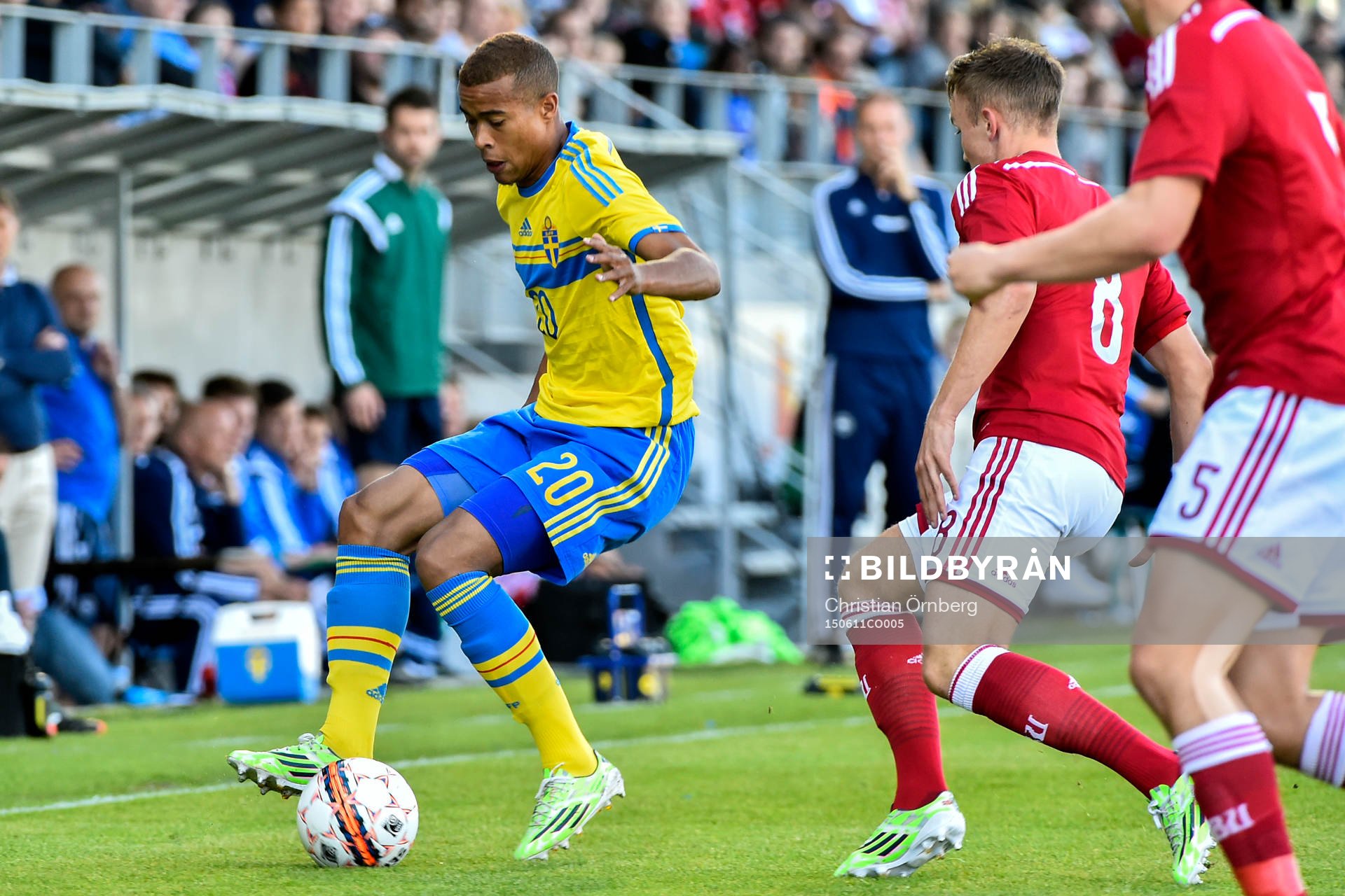 Sveriges Robin Quaison och Danmarks Lasse Vigen Christensen
