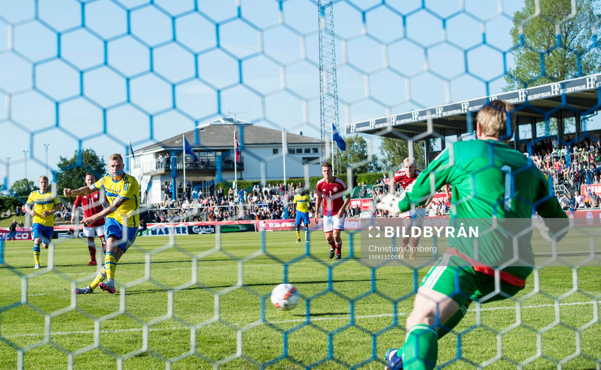 Sveriges John Guidetti gör mål på straff på Danmarks målvakt Jakob Busk Jensen under U21-landskampen i fotboll mellan Danmark och Sverige den 11 juni 2015 i Lyngby.