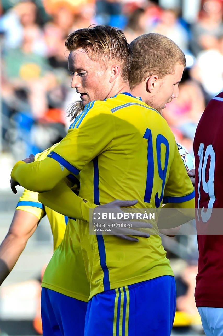 Sveriges Sam Larsson och Simon Gustafson jublar