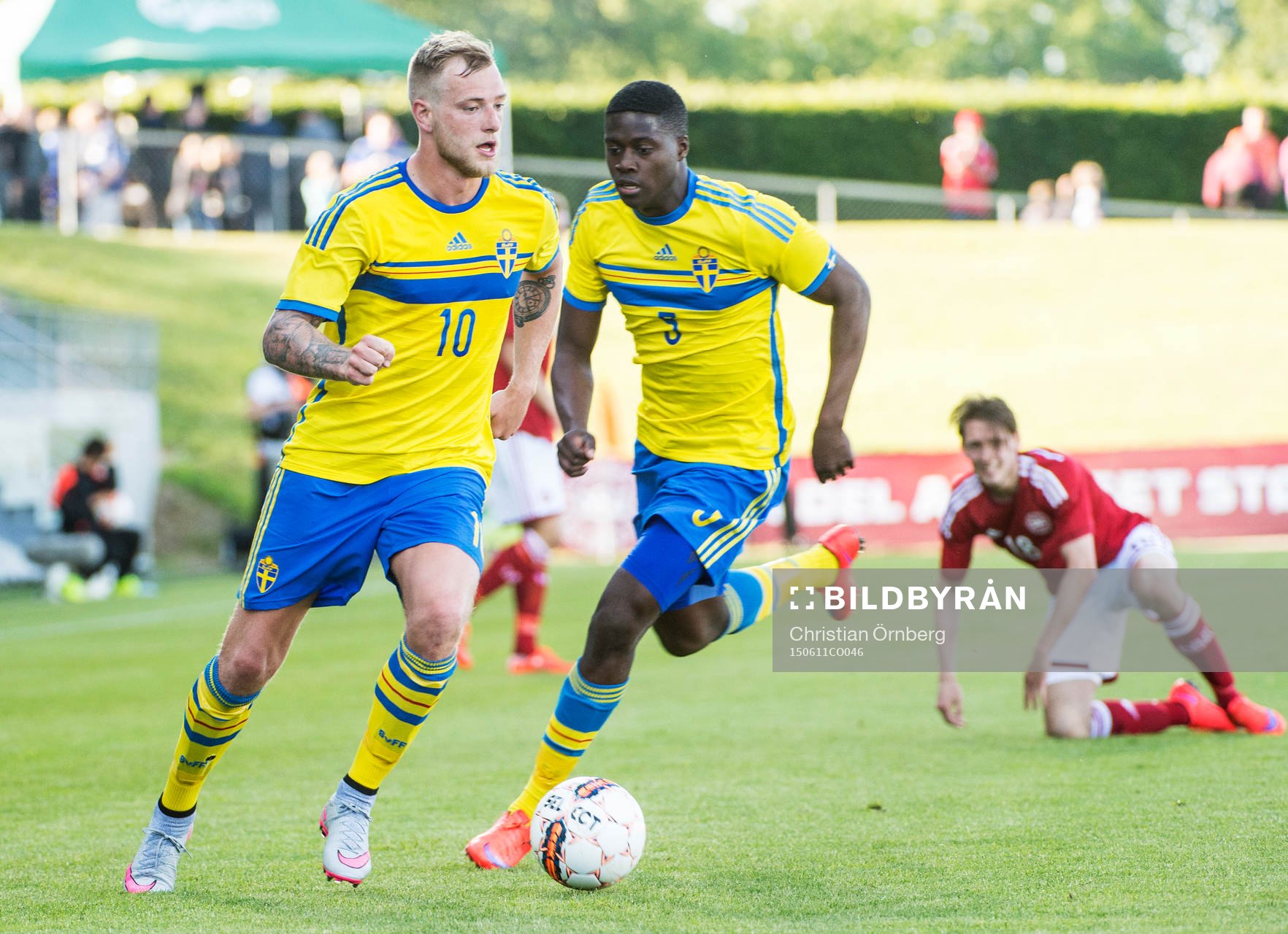 Sveriges John Guidetti och Isak Ssewankambo mot Danmarks