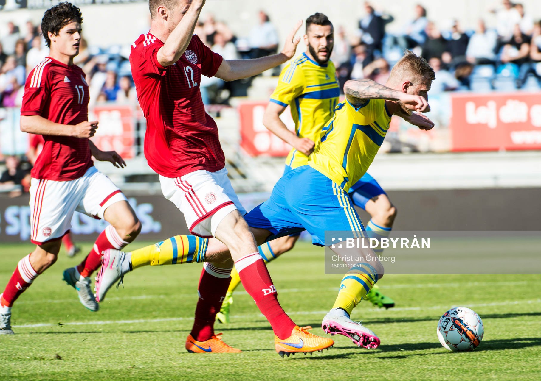 Sveriges John Guidetti och Mikael Ishak mot Danmarks