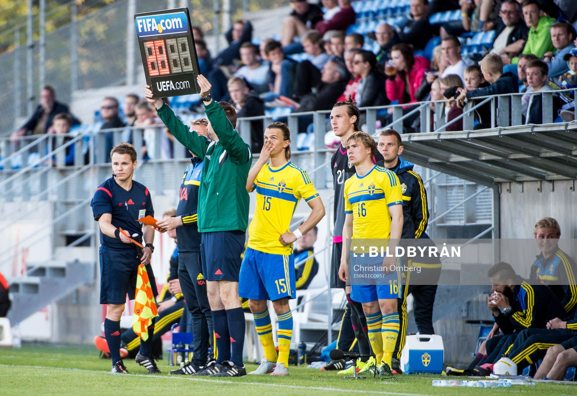Sveriges Kristoffer Olsson och Simon Tibbling byts in under andra halvlek under U21-landskampen i fotboll mellan Danmark och Sverige den 11 juni 2015 i Lyngby.
