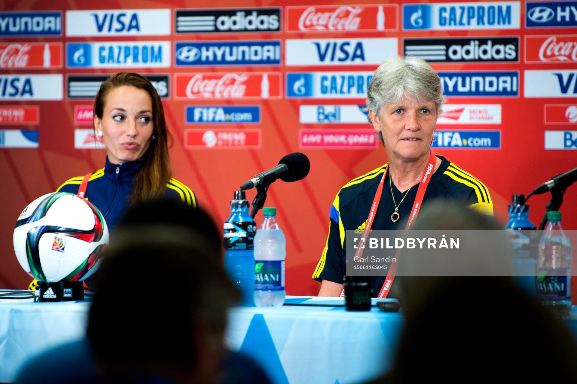 Sveriges Kosovare Asllani och förbundskapten Pia Sundhage