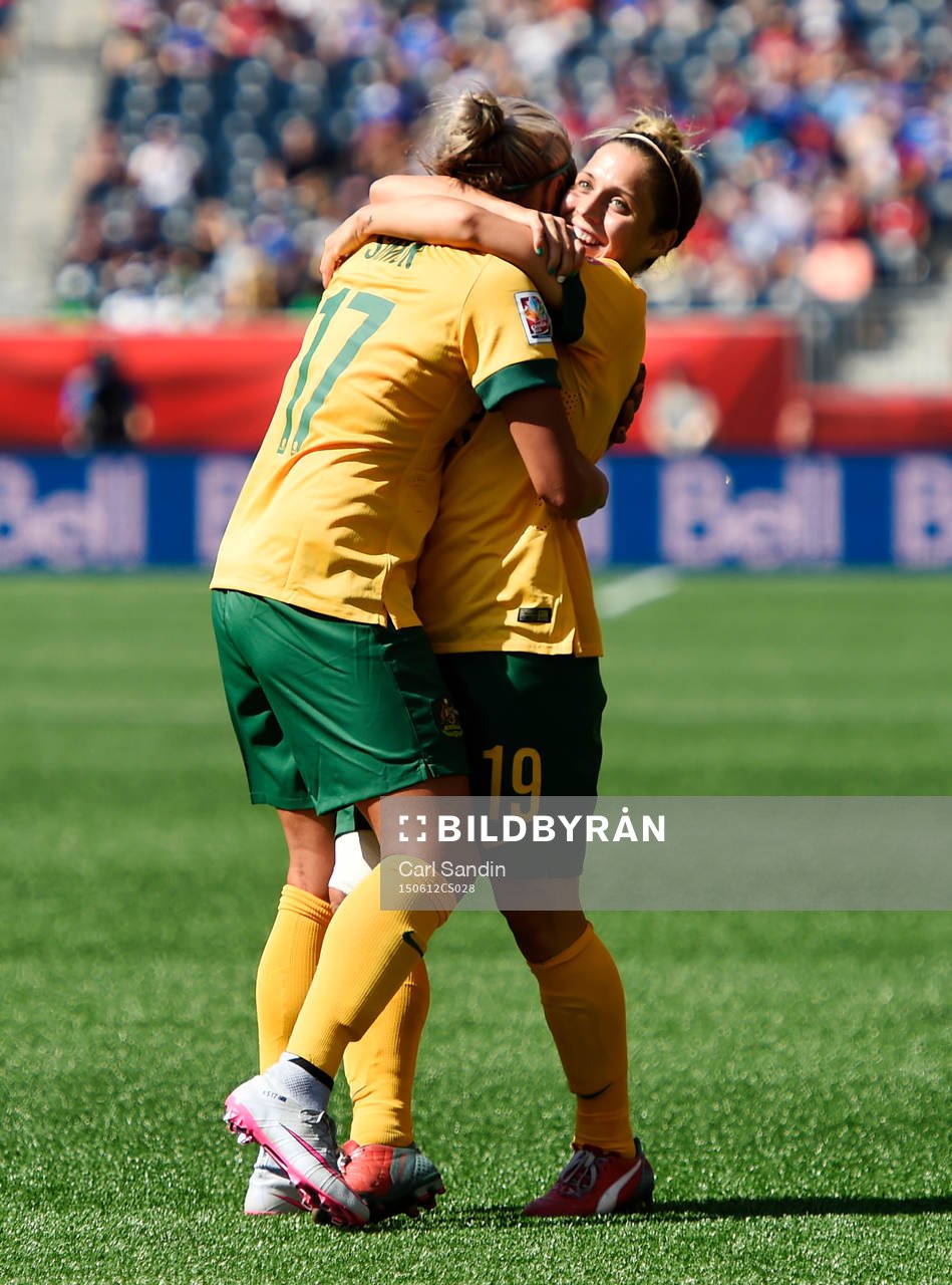 Australiens Kyah Simon jublar med Katrina Gorry efter att ha gjort 1-0 under fotbollsmatchen i VM mellan Australien och Nigeria den 12 juni 2015 i Winnipeg.