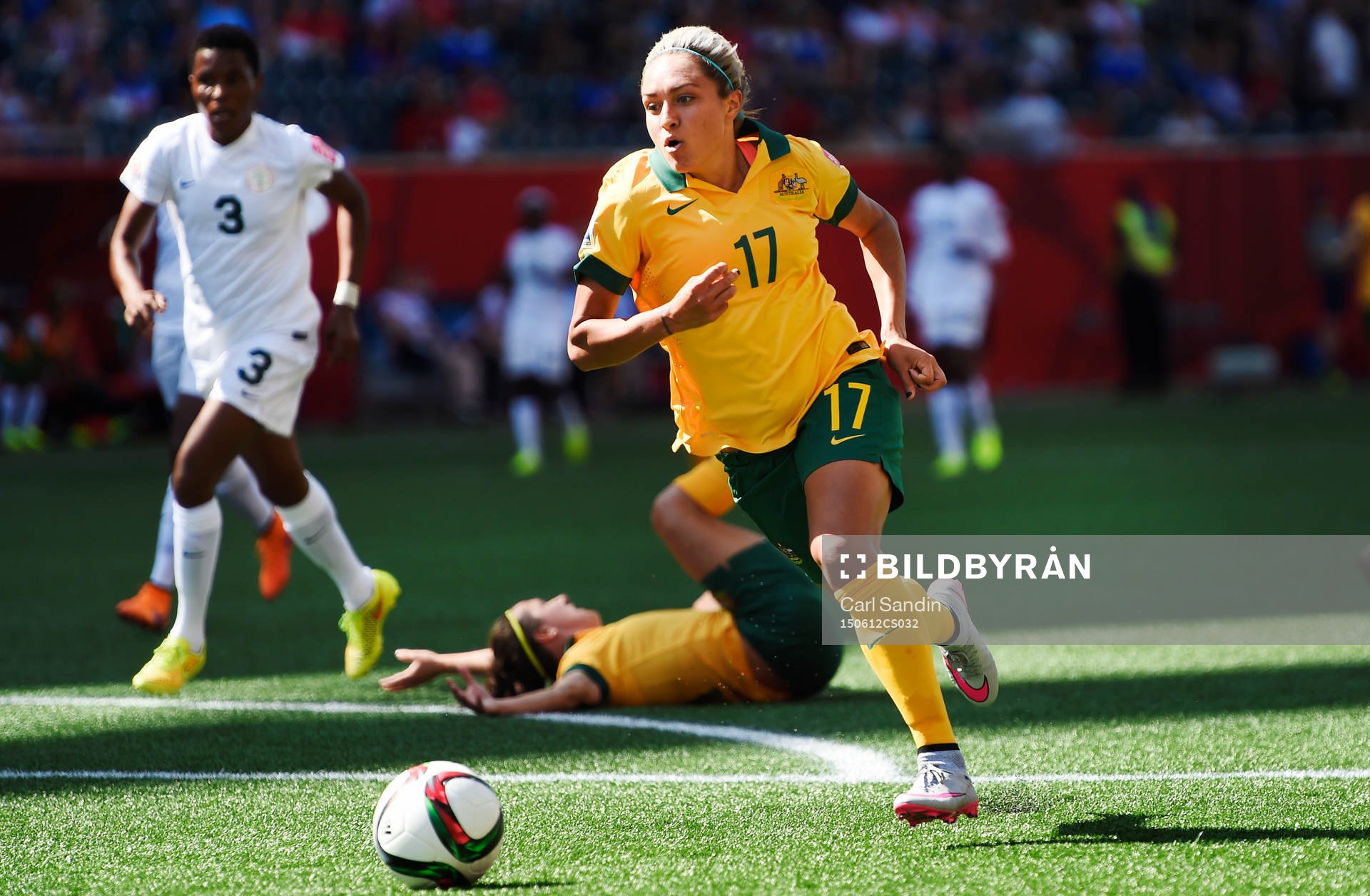 Australiens Kyah Simon kommer i läge och gör 1-0