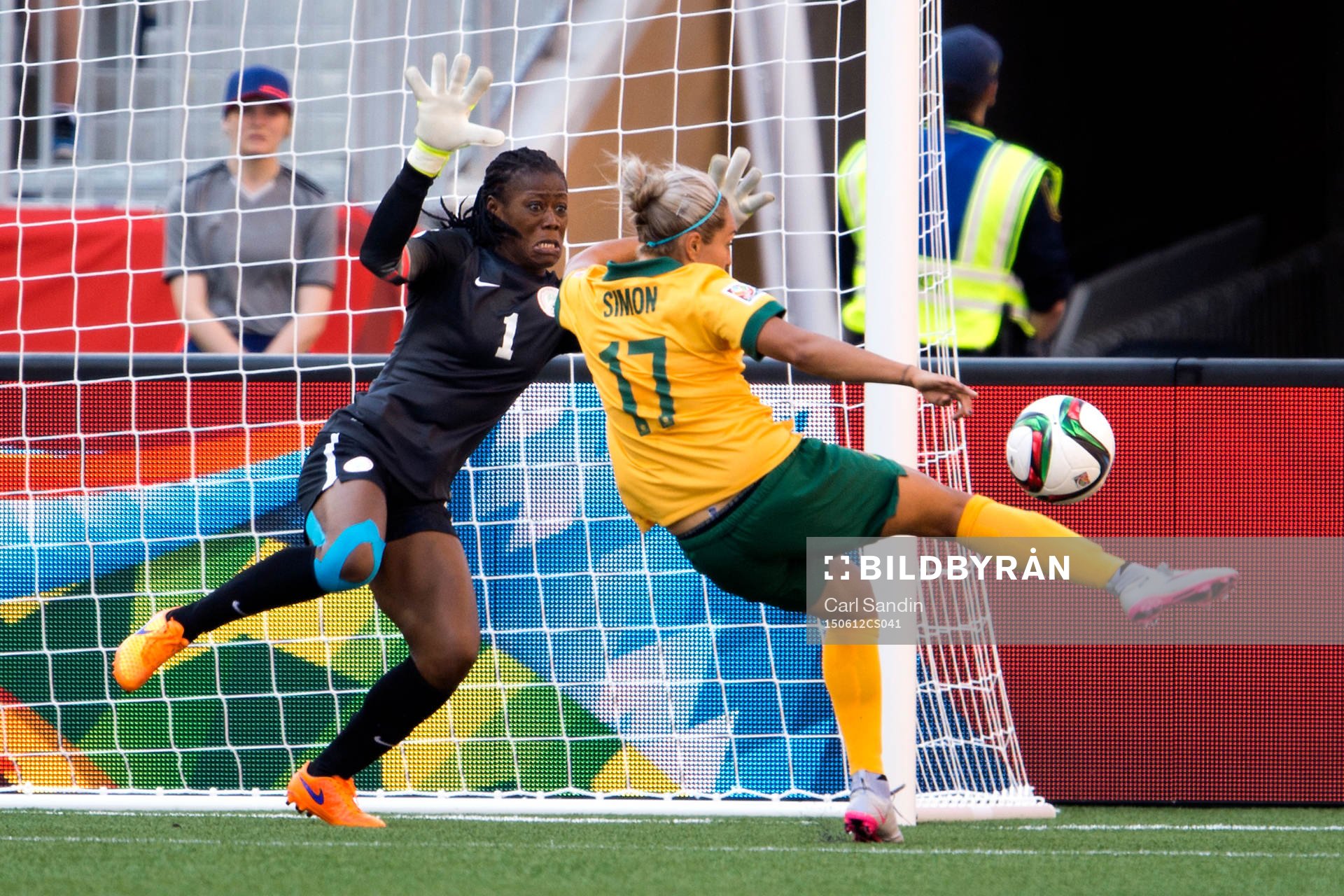 Nigerias målvakt Precious Dede mot Australiens Kyah Simon