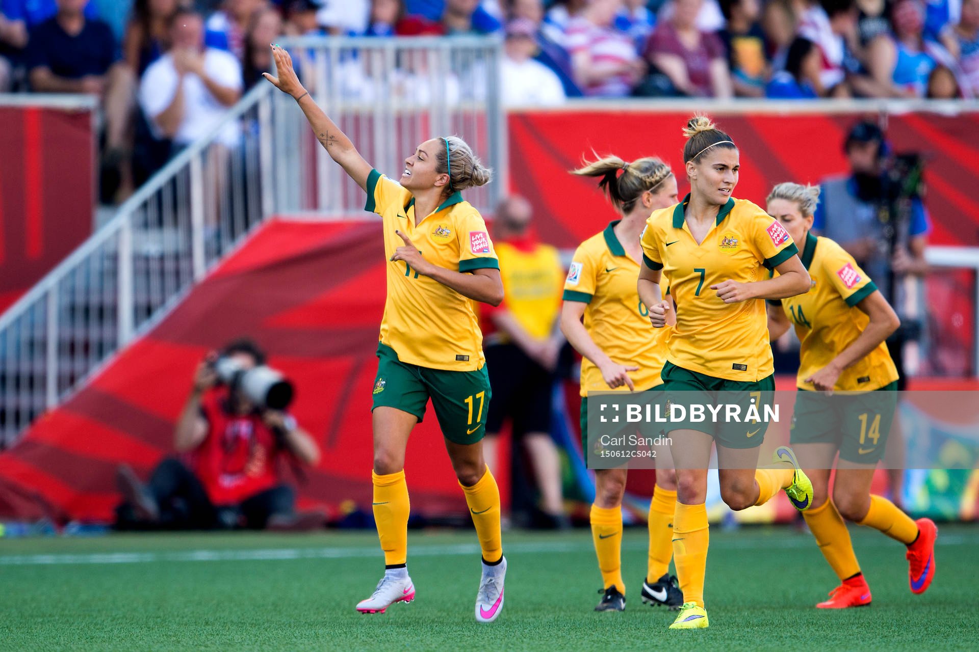 Australiens Kyah Simon jublar efter 2-0 under fotbollsmatchen i VM mellan Australien och Nigeria den 12 juni 2015 i Winnipeg.