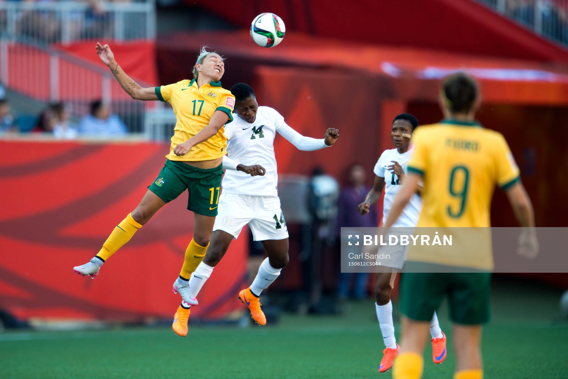 Australiens Kyah Simon i nickduell med Nigerias Evelyn
