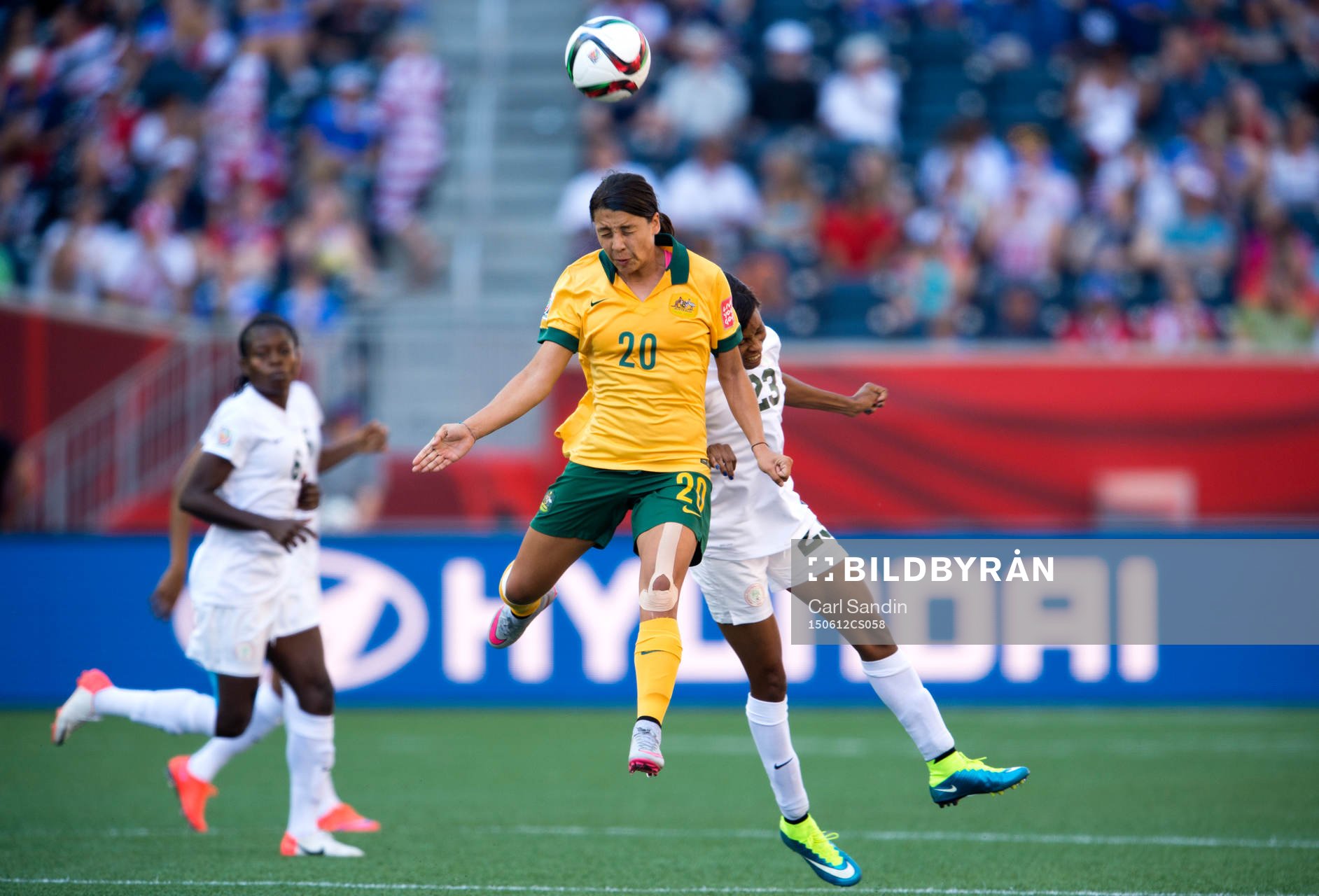 Australiens Samantha Kerr i nickduell med Nigerias Ngozi