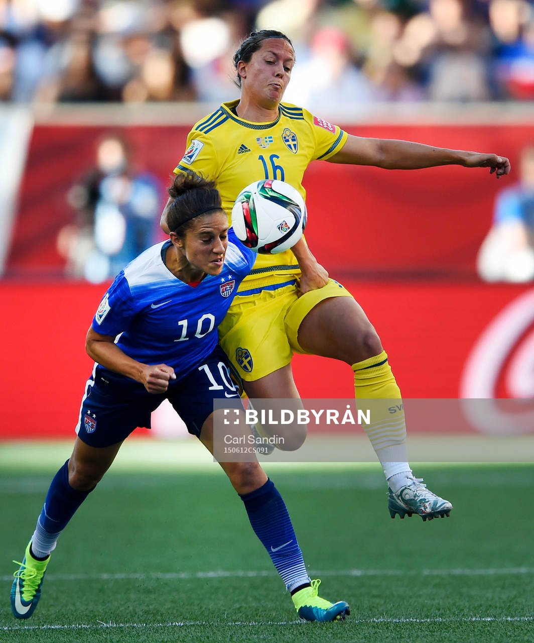s Carli Lloyd och Sveriges Lina Nilsson