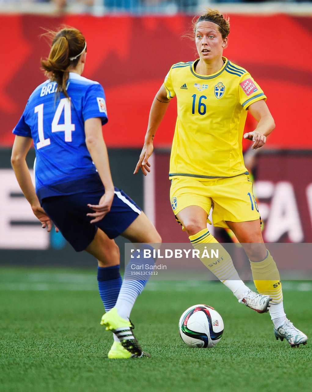USA:s Morgan Brian och Sveriges Lina Nilsson under fotbollsmatchen i VM mellan USA och Sverige den 12 juni 2015 i Winnipeg.