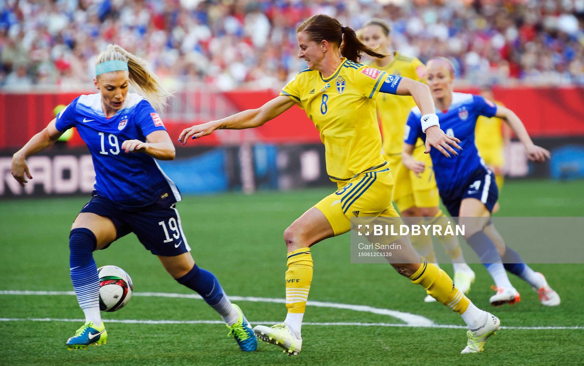 s Julie Johonston och Sveriges Lotta Schelin