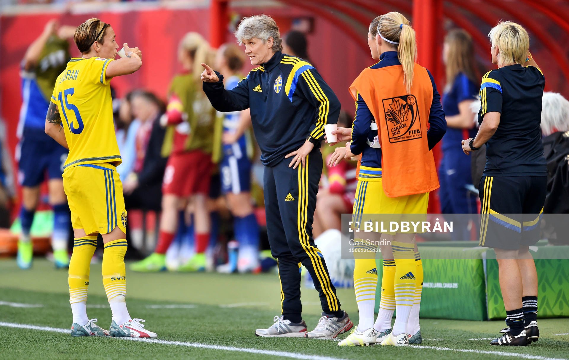 Sveriges förbundskapten Pia Sundhage och Therese Sjögran