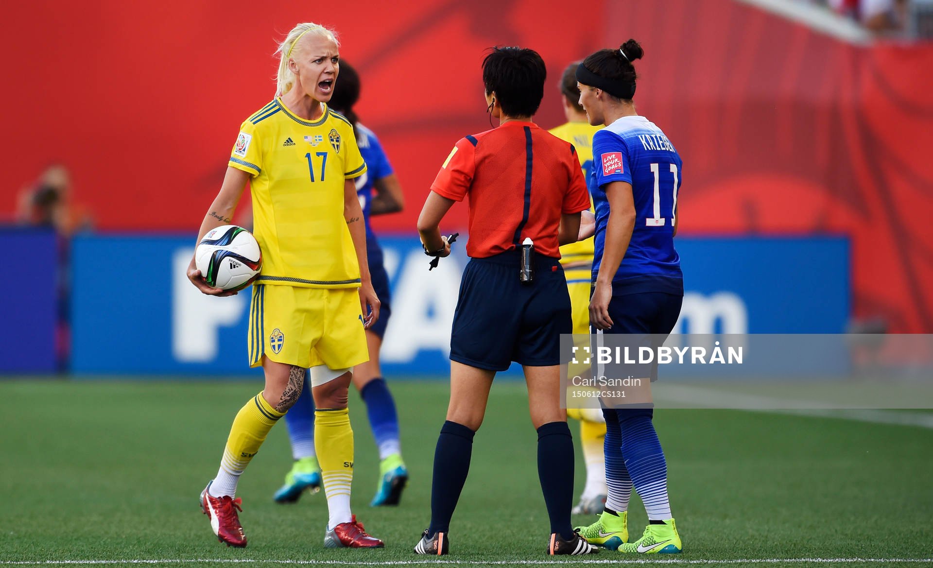 Sveriges Caroline Seger pratar med domare Naomi Yamagashi