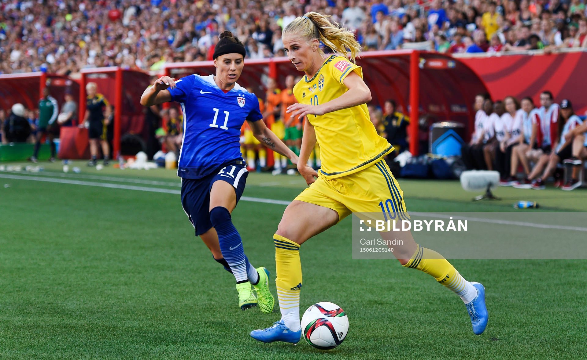 s Ali Krieger och Sveriges Sofia Jakobsson