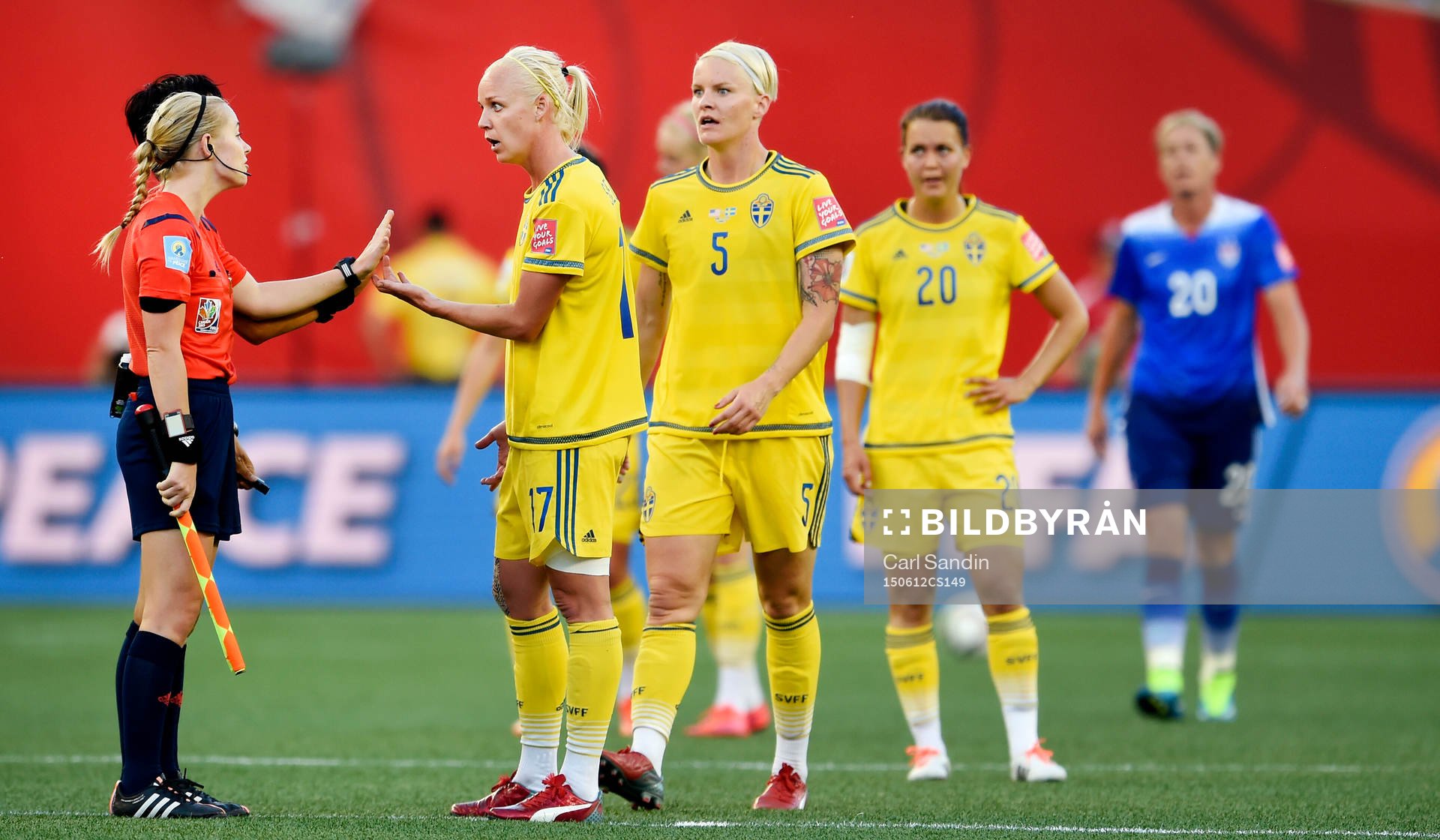 Sveriges Caroline Seger och Nilla Fischer är irriterade