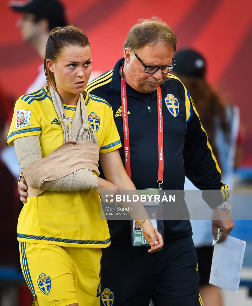 Sveriges Emilia Appelqvist har armen i bandage och mitella.