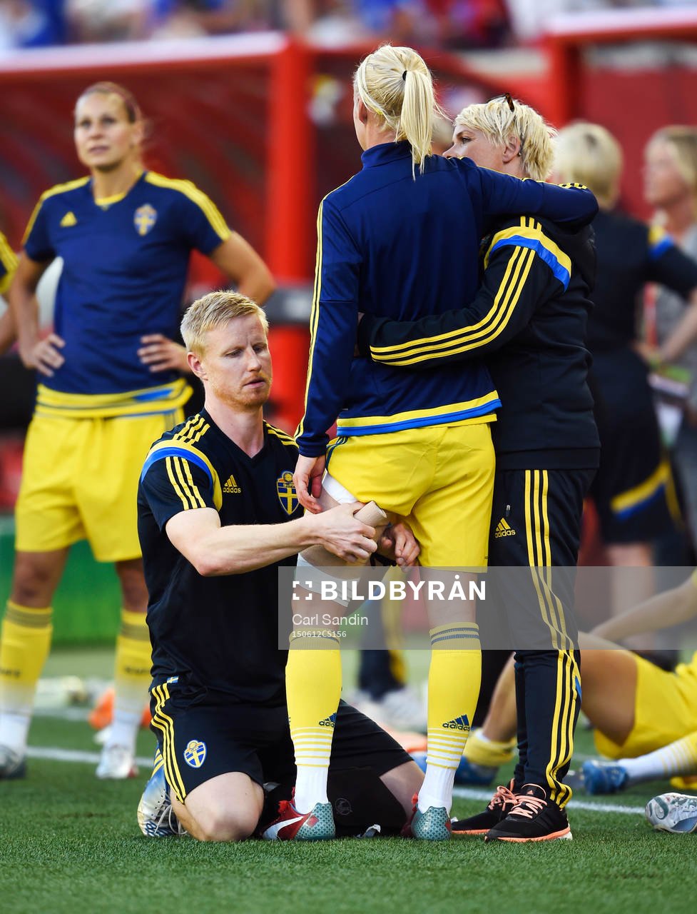 Sveriges Caroline Seger får sitt lår lindat