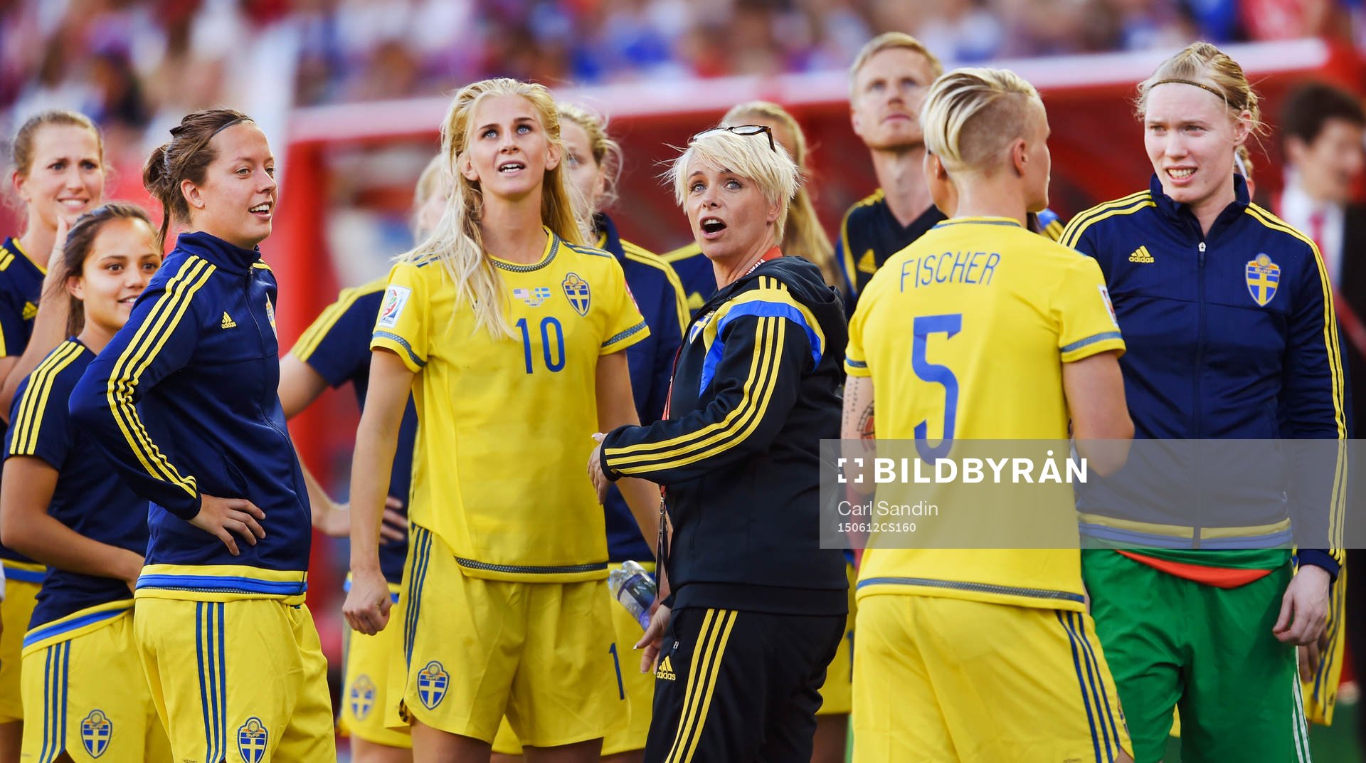 Sveriges Lina Nilsson, Sofia Jakobsson, inspiratör Mia Törnblom och målvakt Hedvig Lindahl efter fotbollsmatchen i VM mellan USA och Sverige den 12 juni 2015 i Winnipeg.