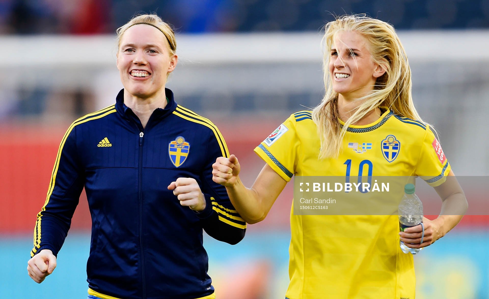 Sveriges målvakt Hedvig Lindahl och Sofia Jakobsson