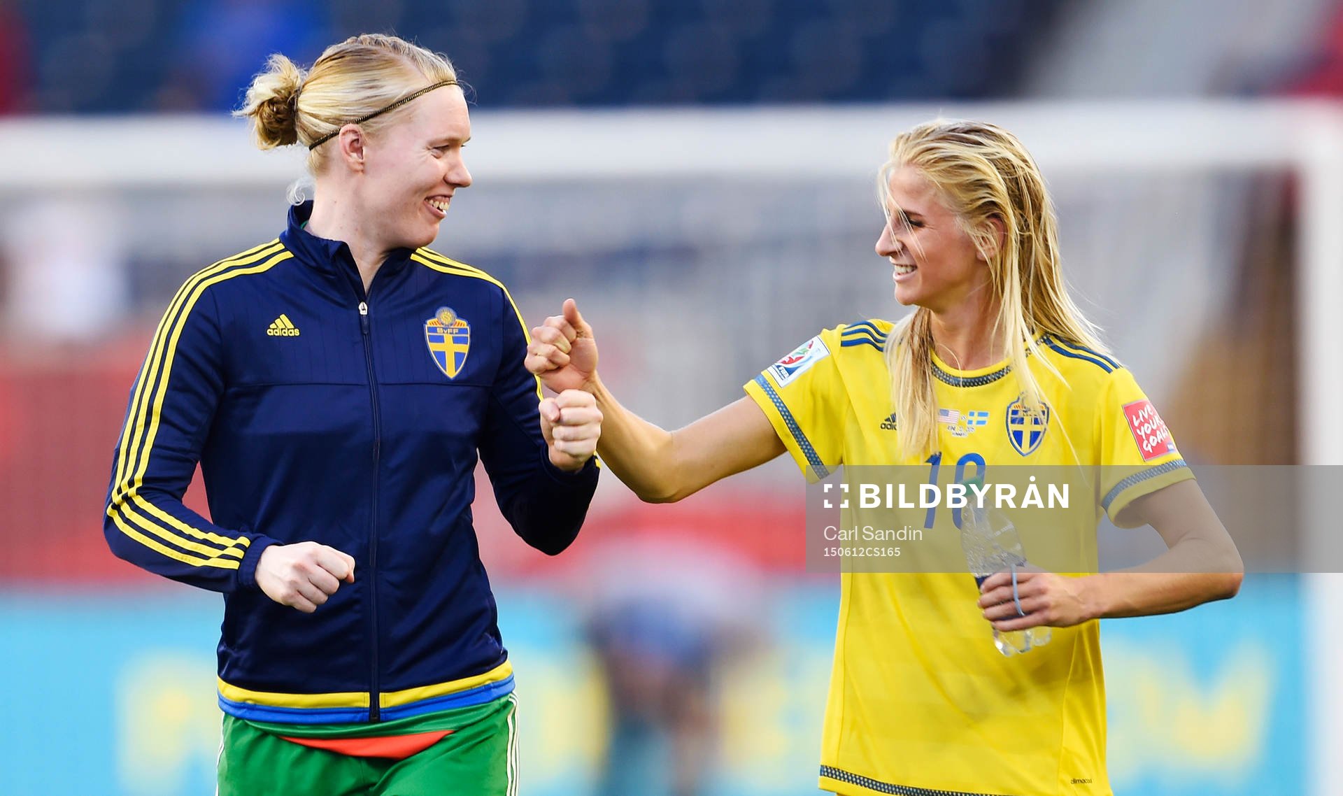 Sveriges målvakt Hedvig Lindahl och Sofia Jakobsson