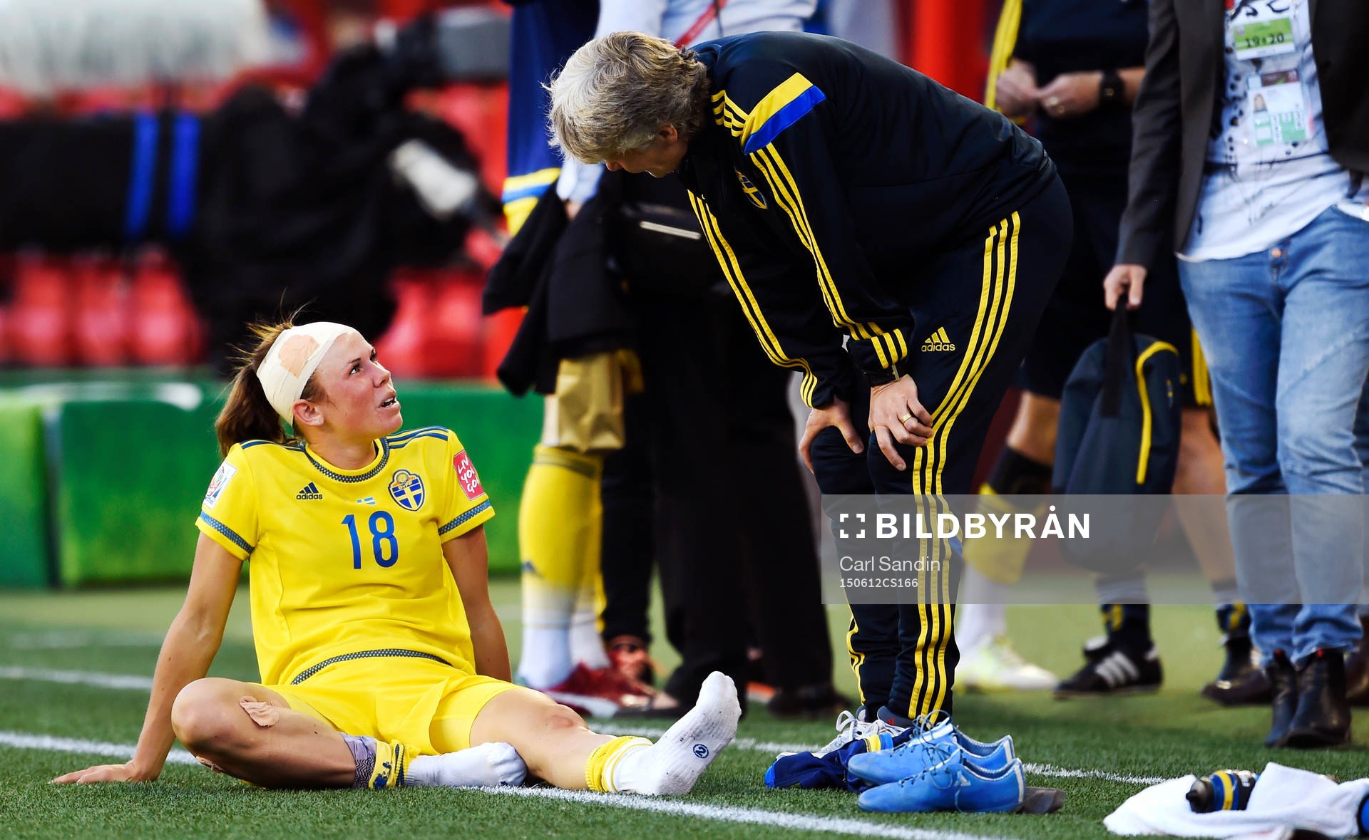 Sveriges Jessica Samuelsson pratar med förbundskapten Pia