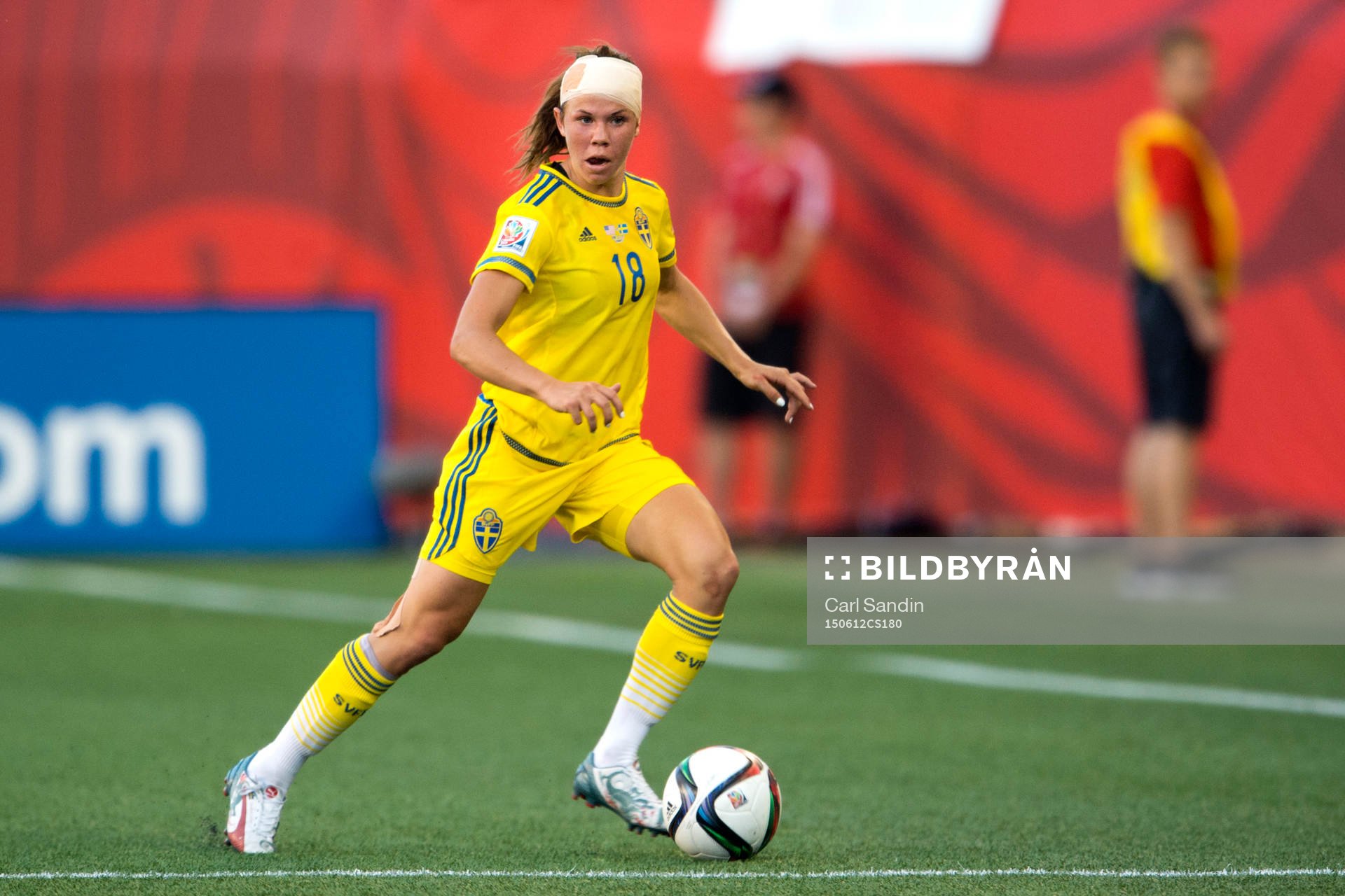 Sveriges Jessica Samuelsson med lindat huvud