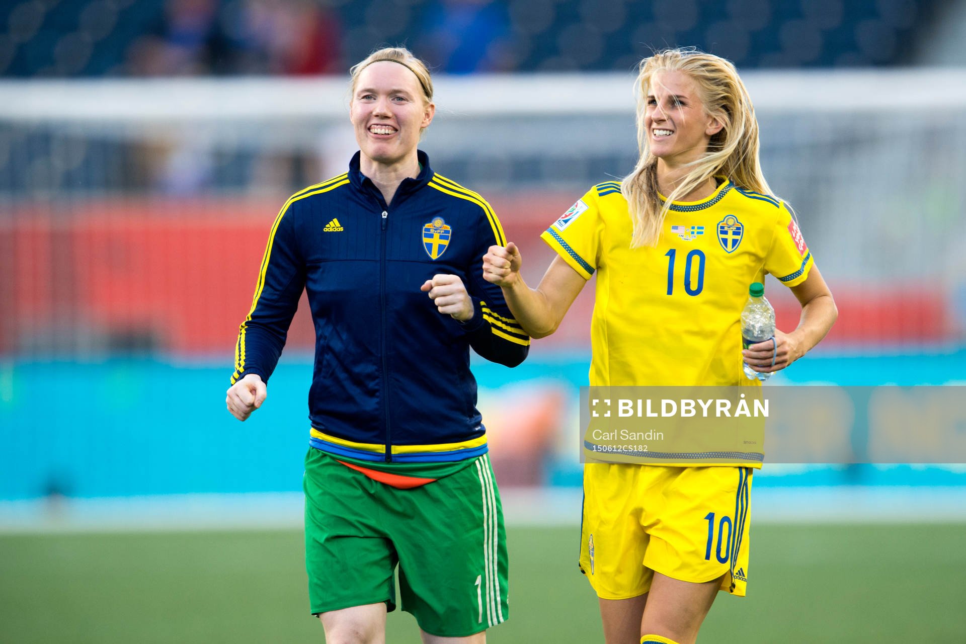 Sveriges målvakt Hedvig Lindahl och Sofia Jakobsson jublar