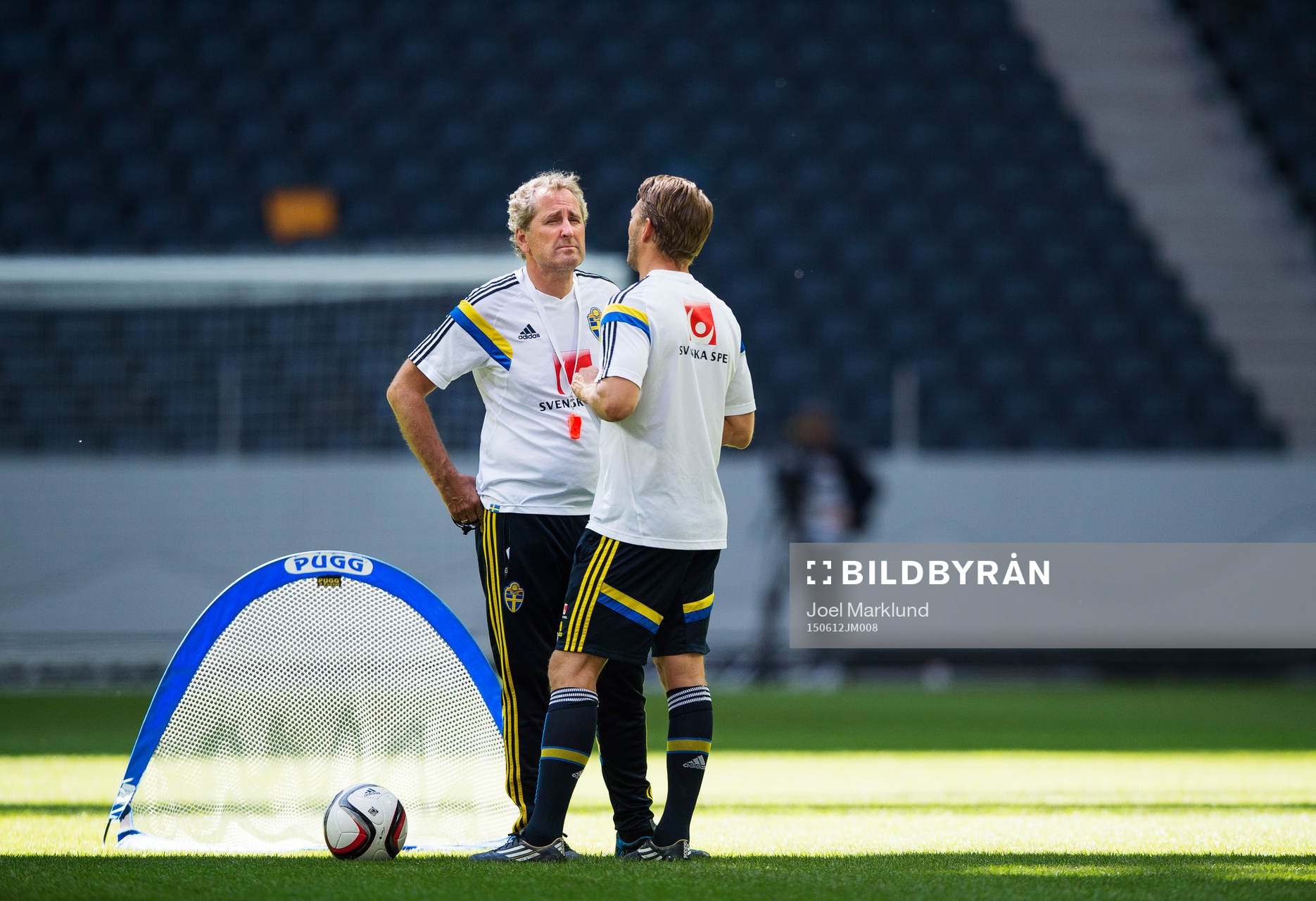 Förbundskapten Erik Hamrén i samtal med players manager
