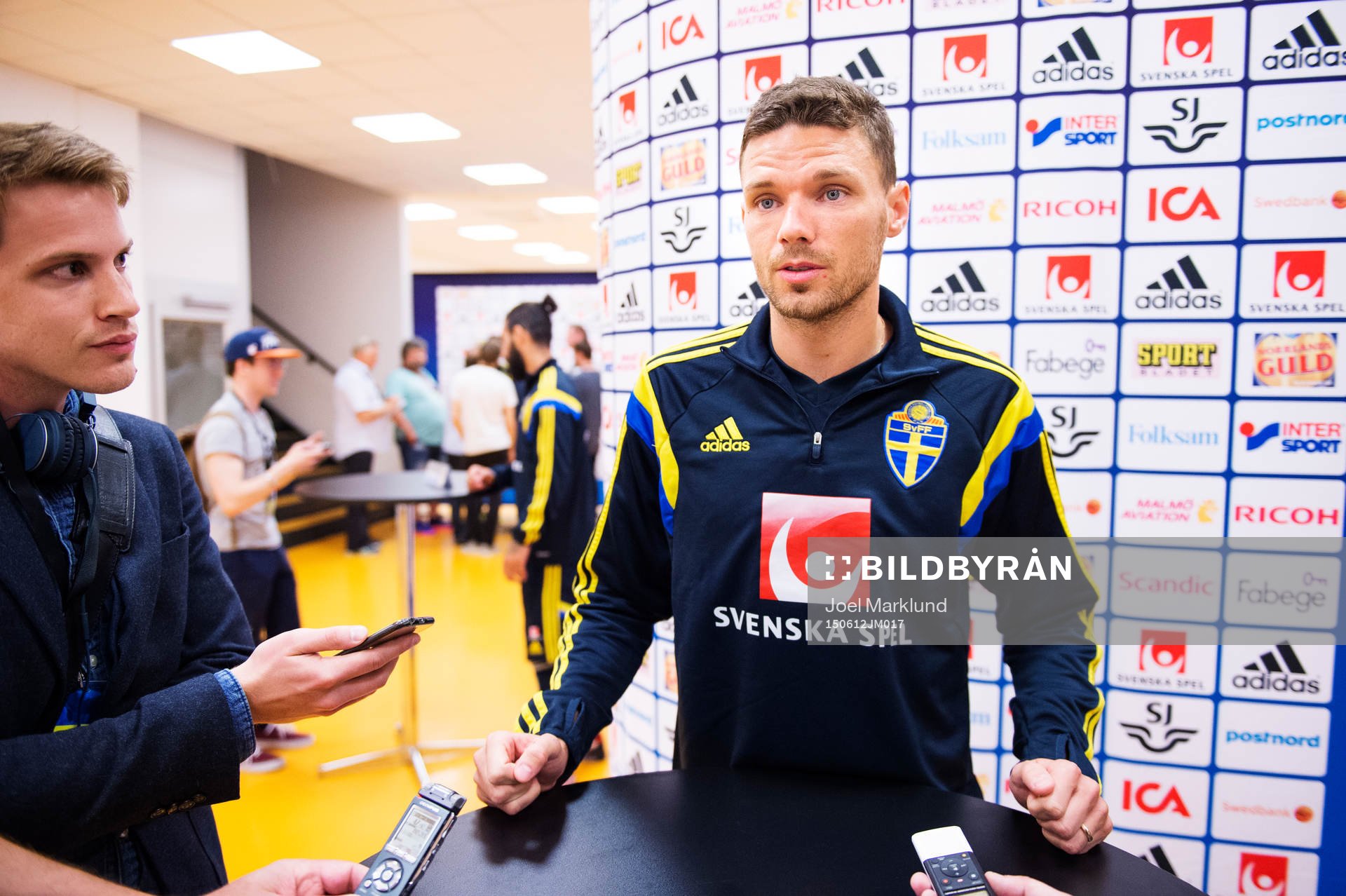 Marcus Berg pratar med media