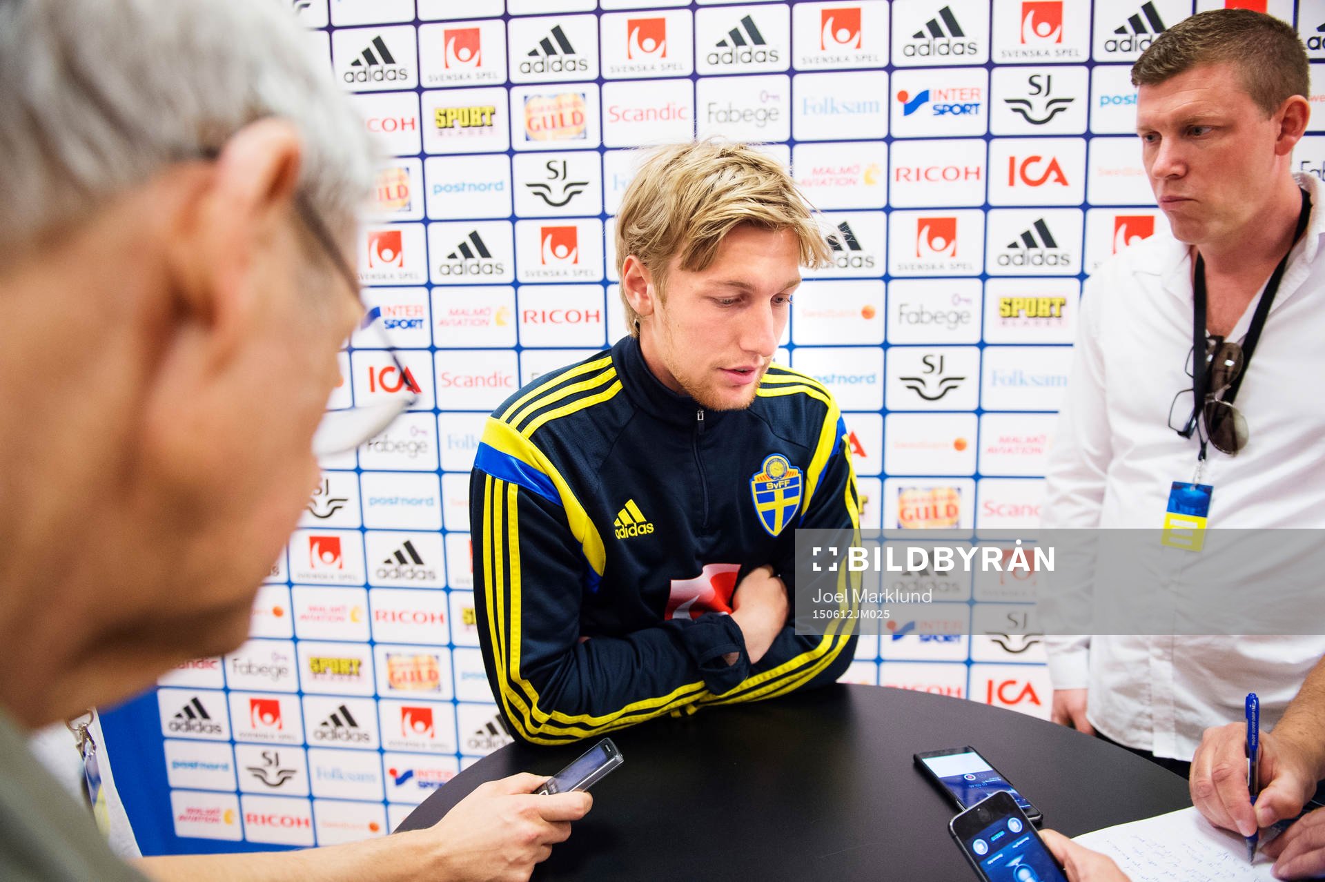 Emil Forsberg talar med media