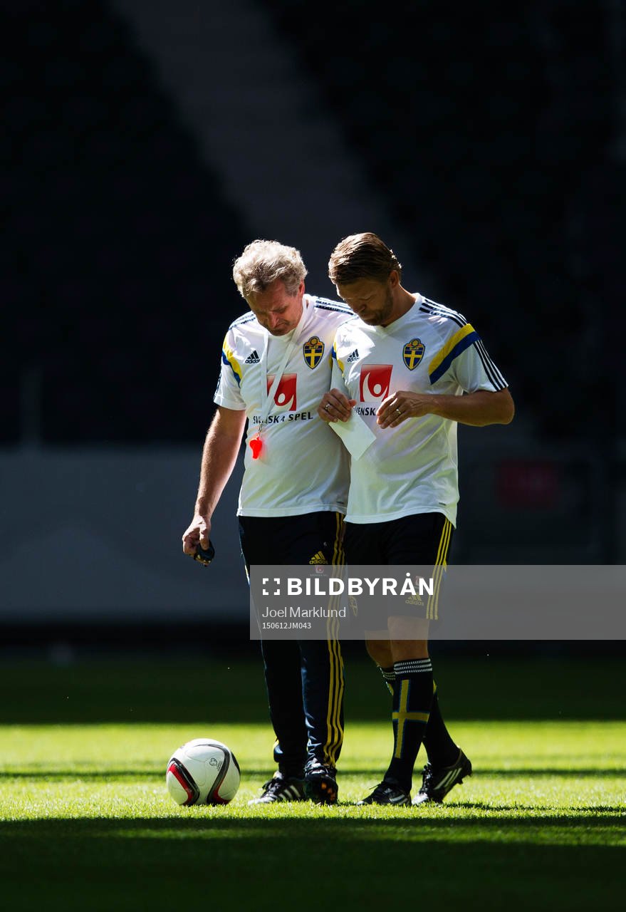 Förbundskapten Erik Hamrén i samtal med players manager